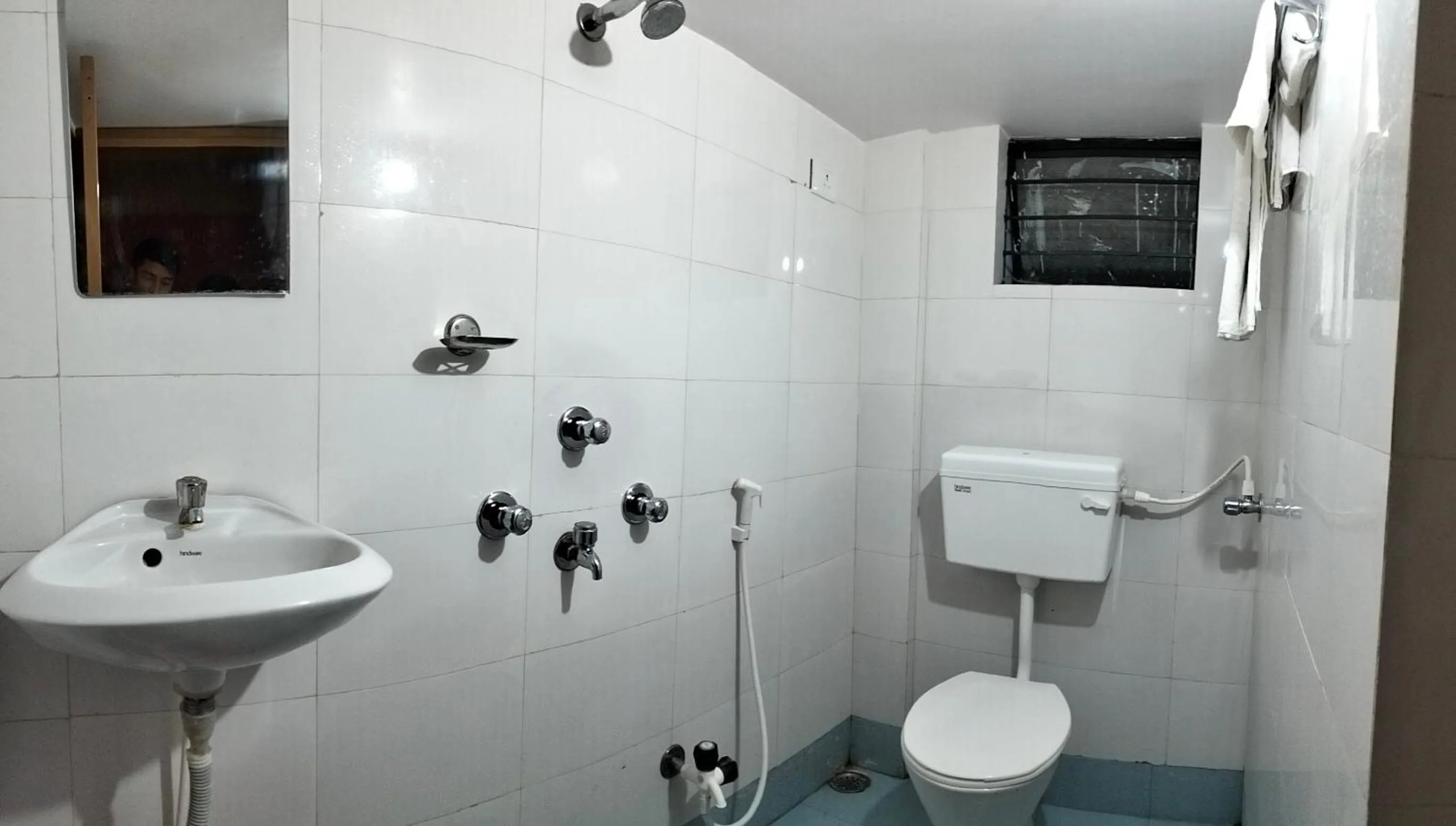 Shower in Hotel Saan Berhampore