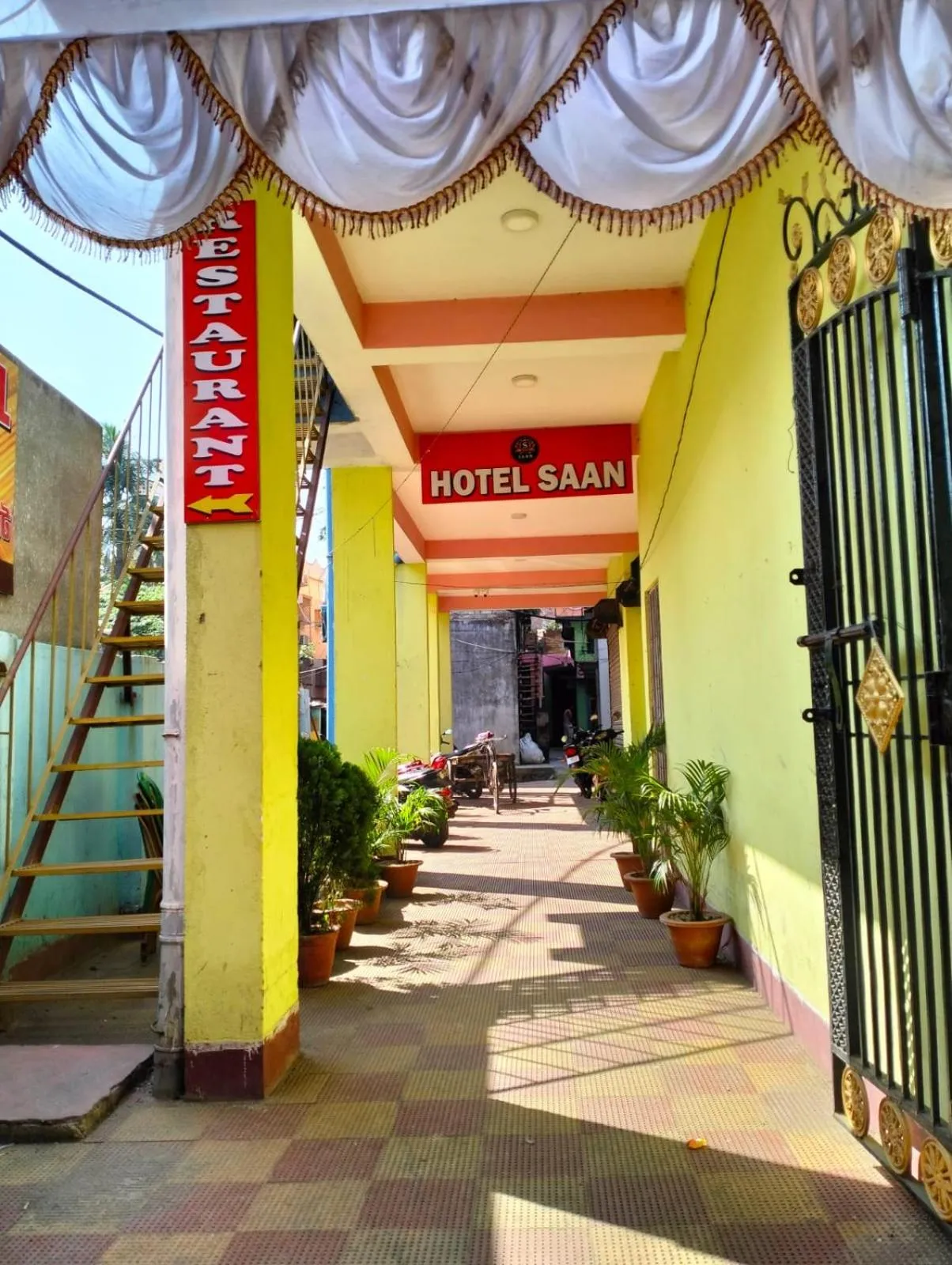 Property building in Hotel Saan Berhampore