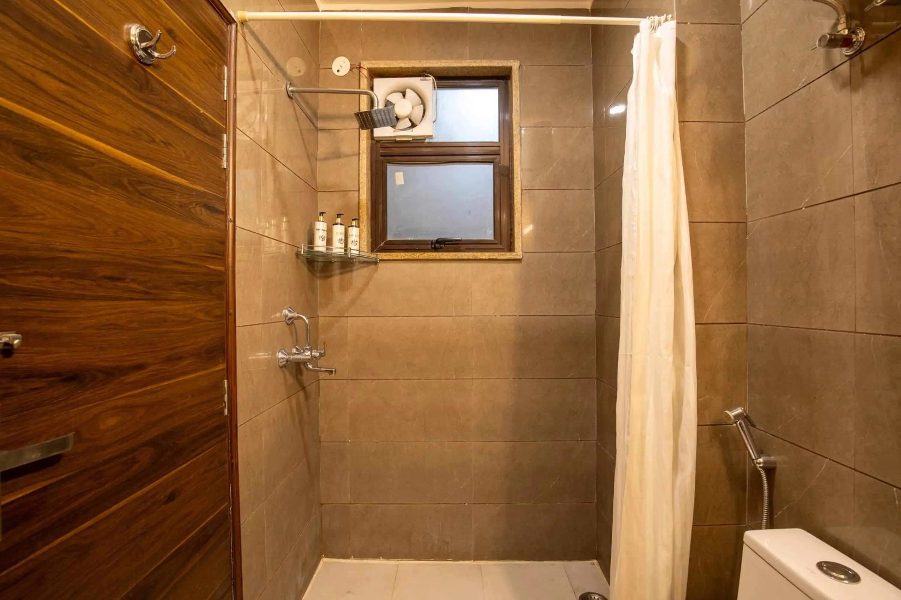 Shower in BedChambers Serviced Apartment, Medicity