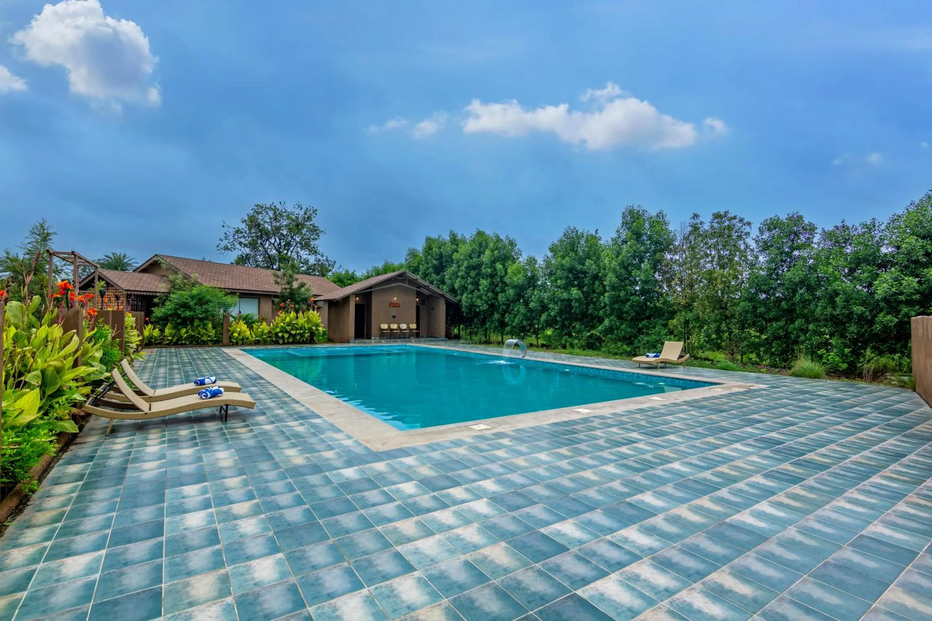 Swimming pool in Sterling Orient Woods Pench