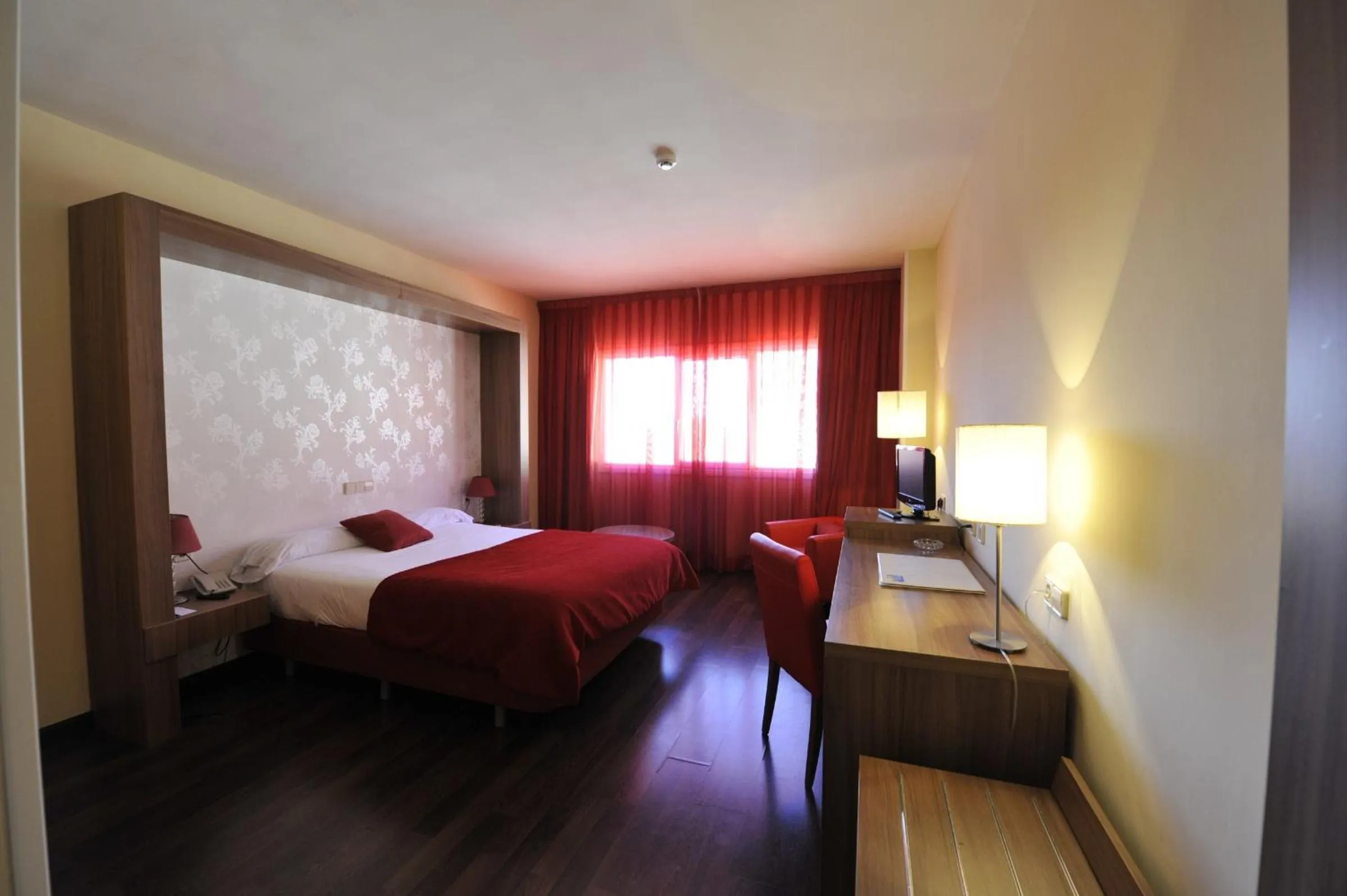 Photo of the whole room, Bed in Puerta de Segovia