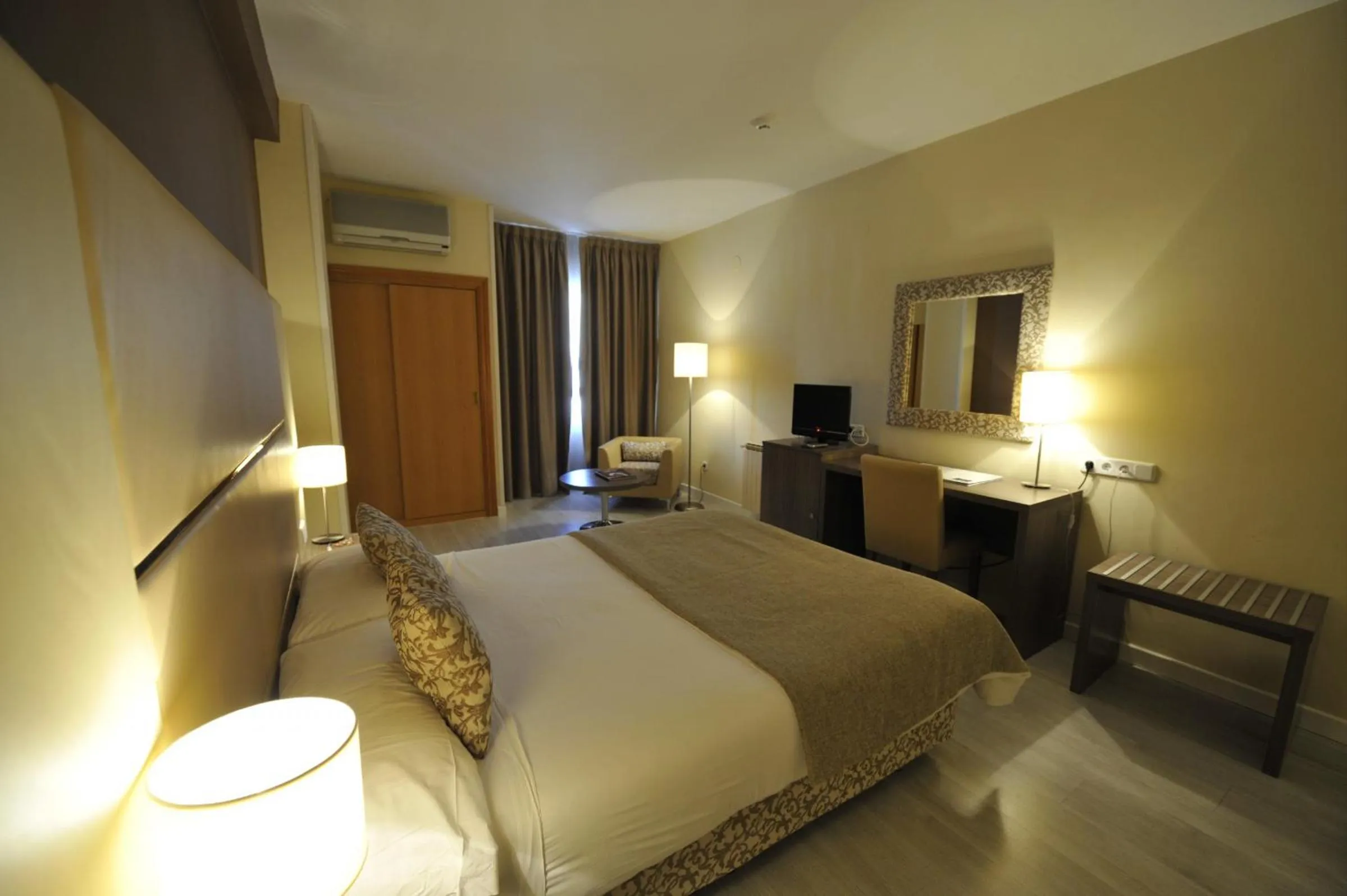 Photo of the whole room, Bed in Puerta de Segovia