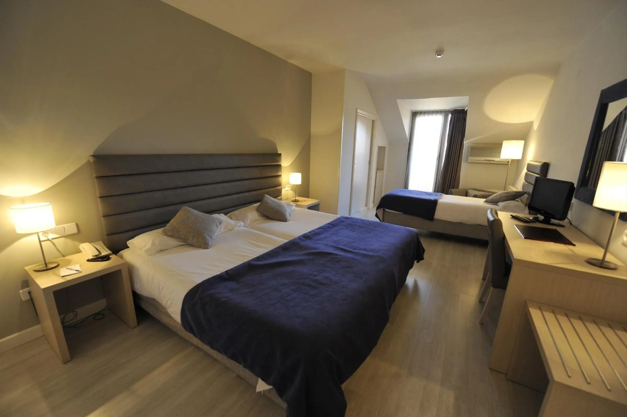 Photo of the whole room, Bed in Puerta de Segovia
