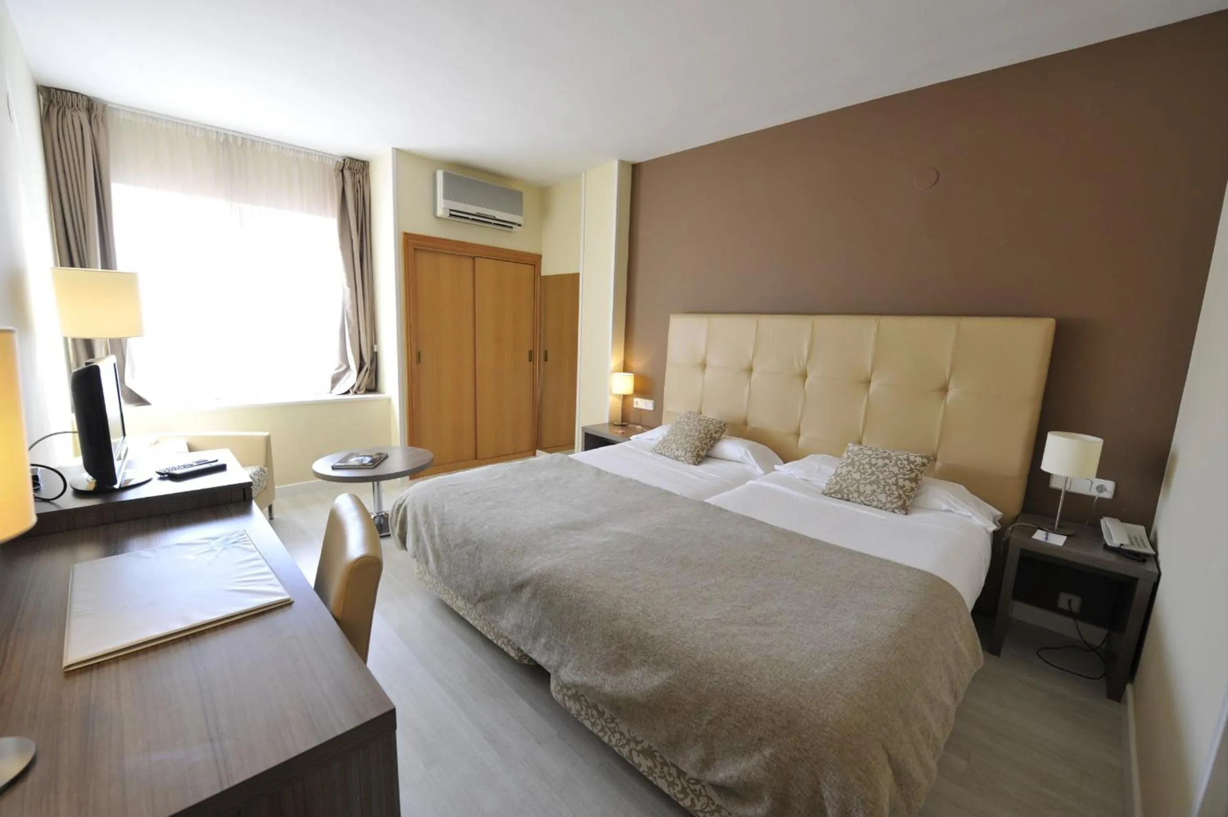 Photo of the whole room, Bed in Puerta de Segovia