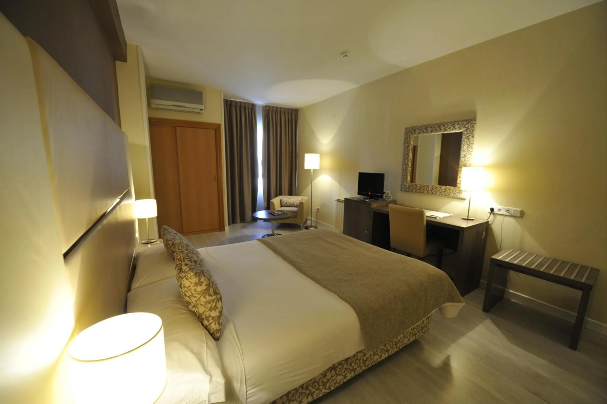 Photo of the whole room, Bed in Puerta de Segovia