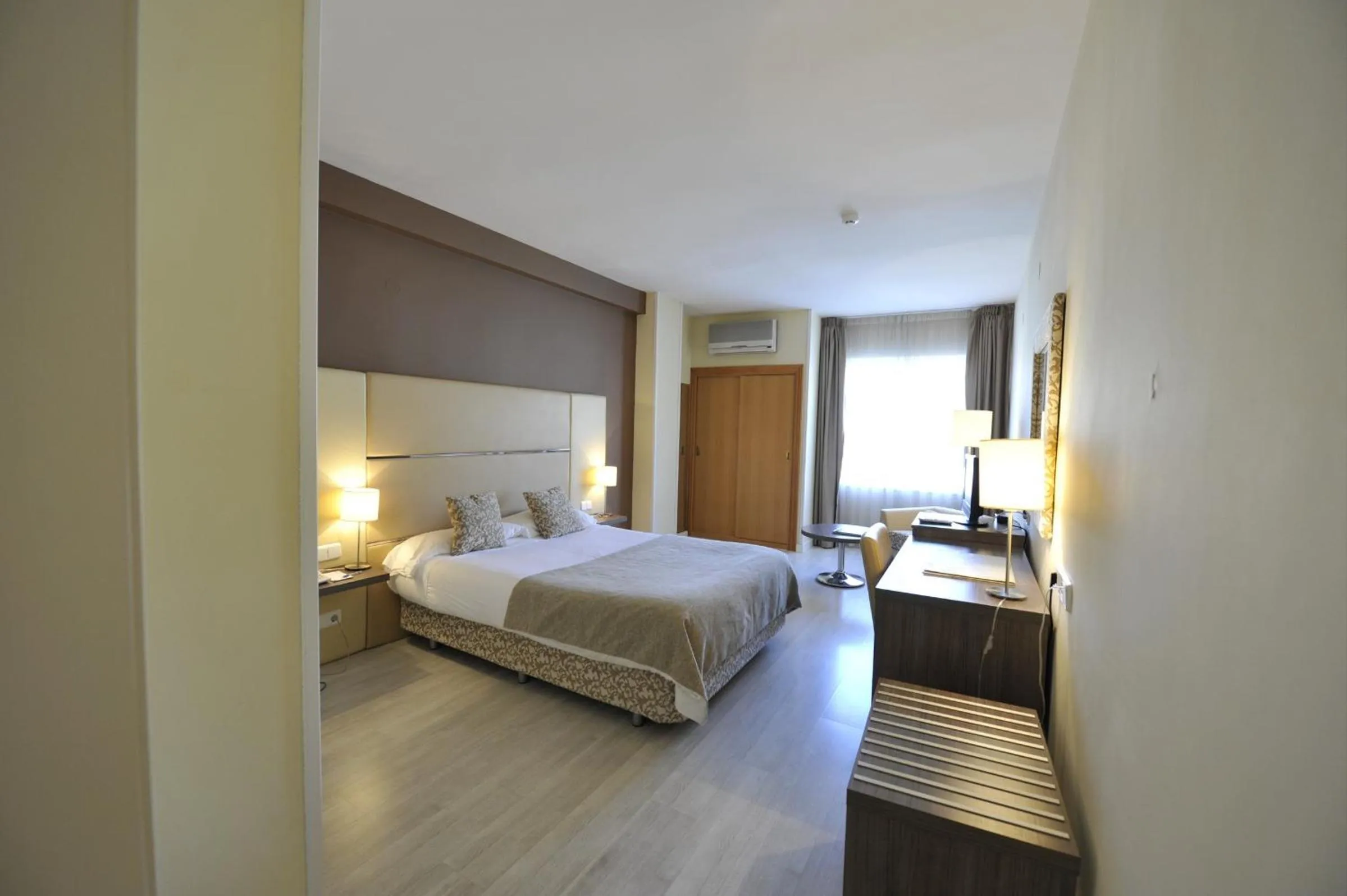 Photo of the whole room, Bed in Puerta de Segovia