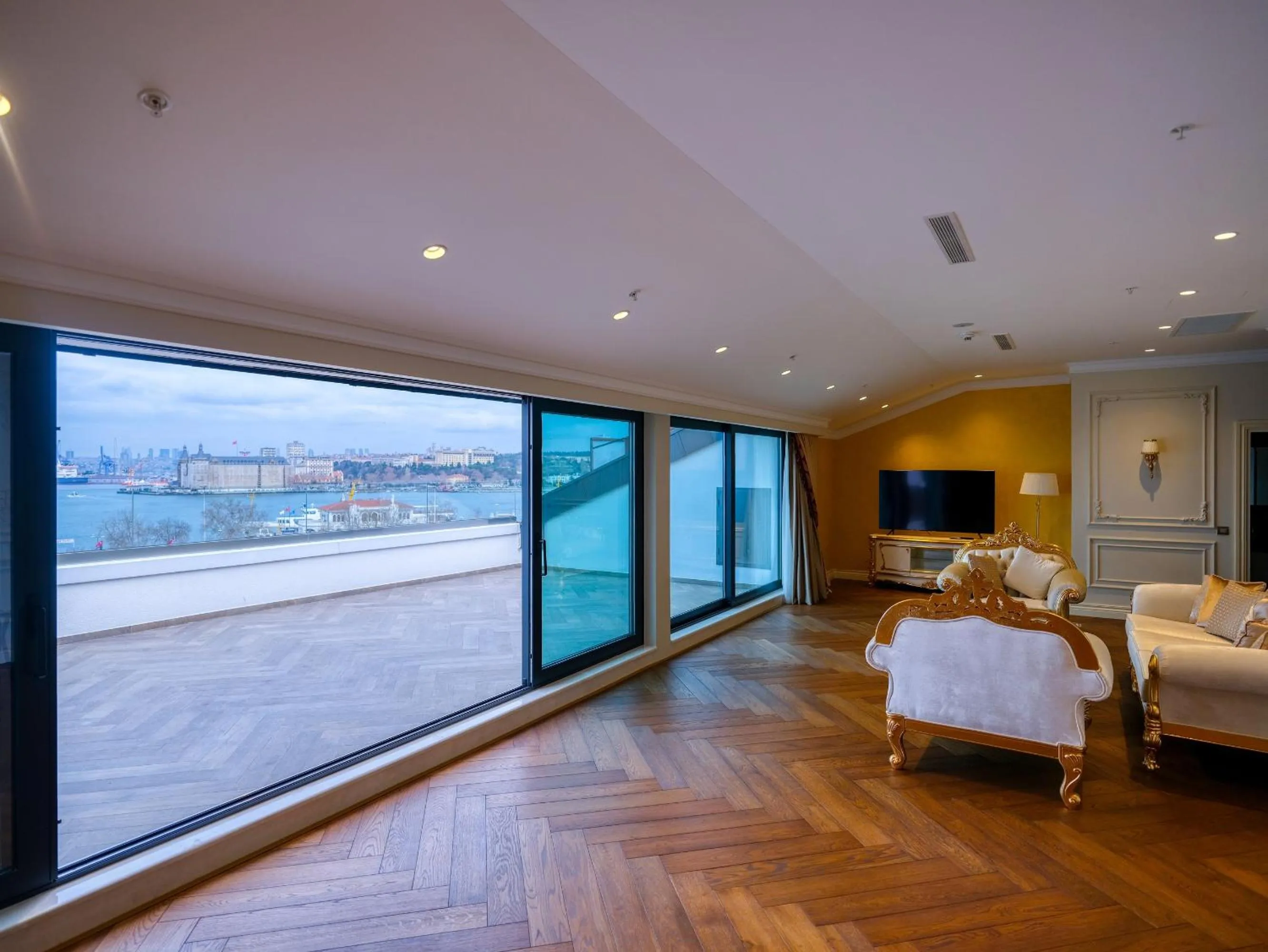 Balcony/Terrace in Dekalb Hotel