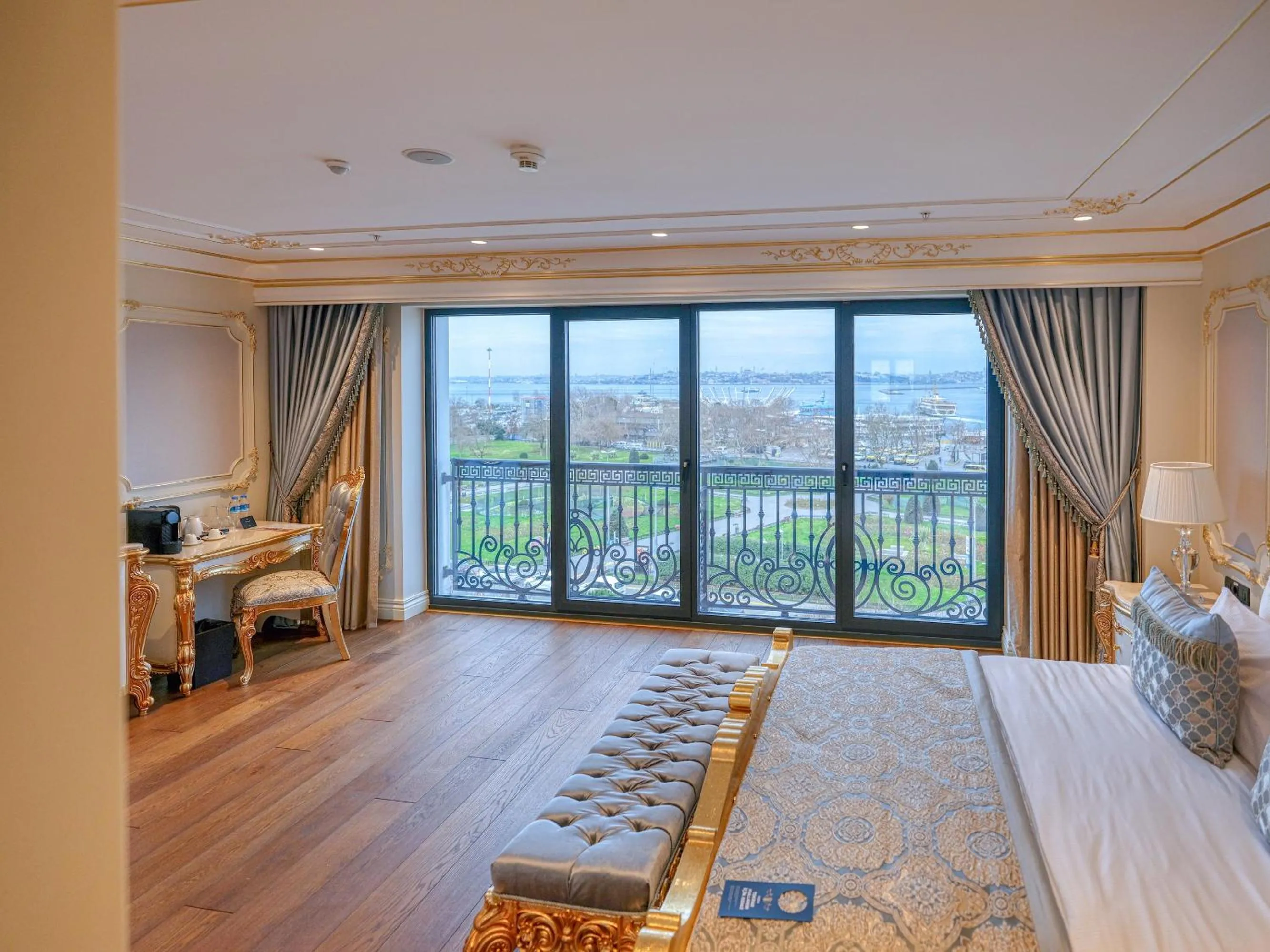 Bedroom in Dekalb Hotel