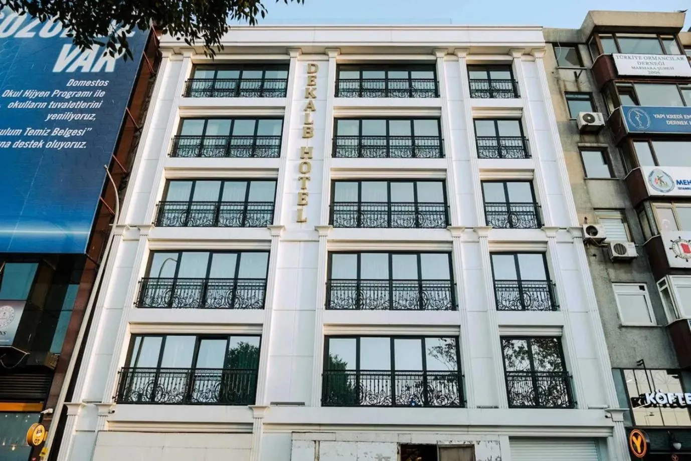 Facade/entrance in Dekalb Hotel