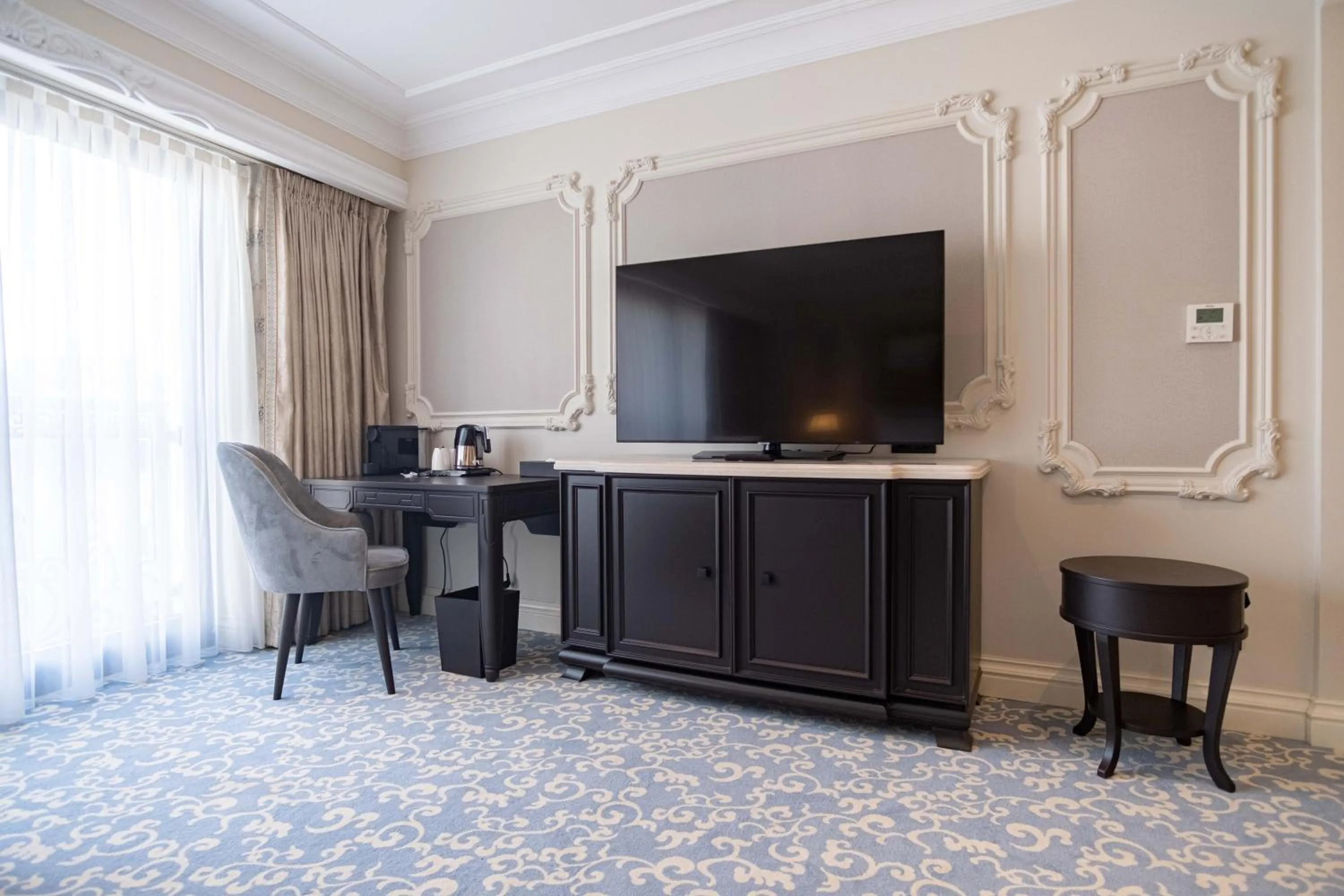 TV and multimedia in Dekalb Hotel