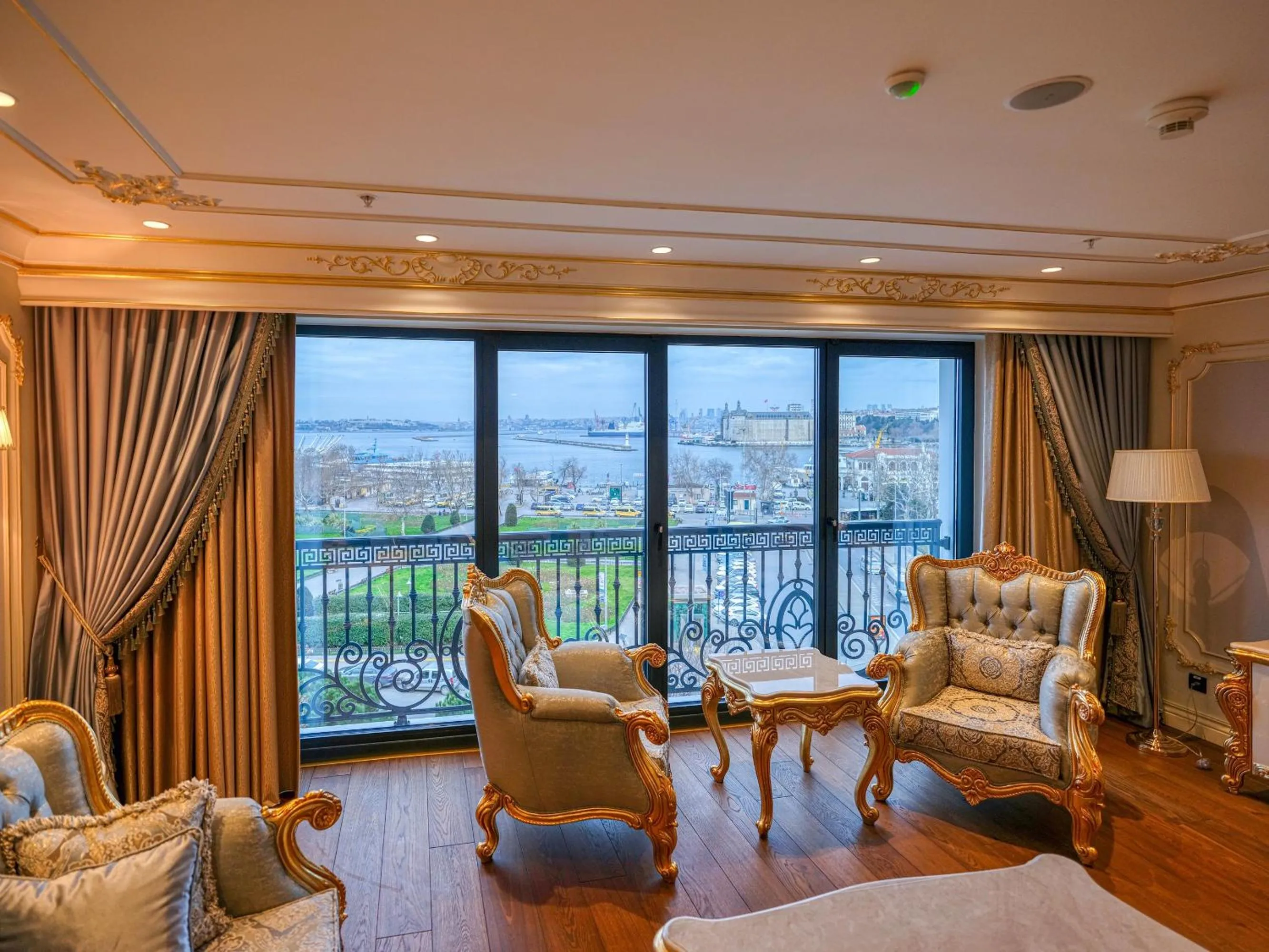 Living room in Dekalb Hotel