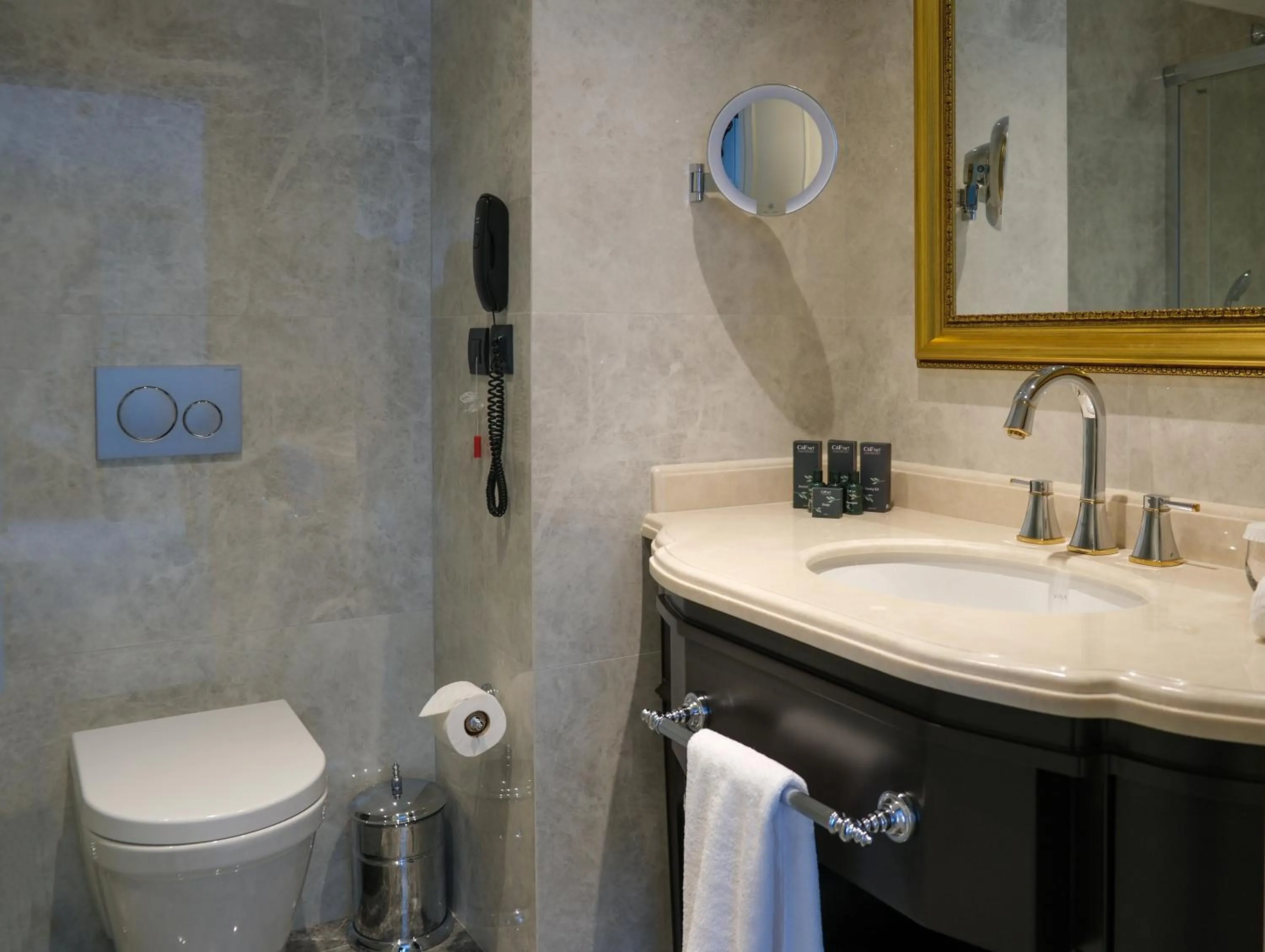 Bathroom in Dekalb Hotel