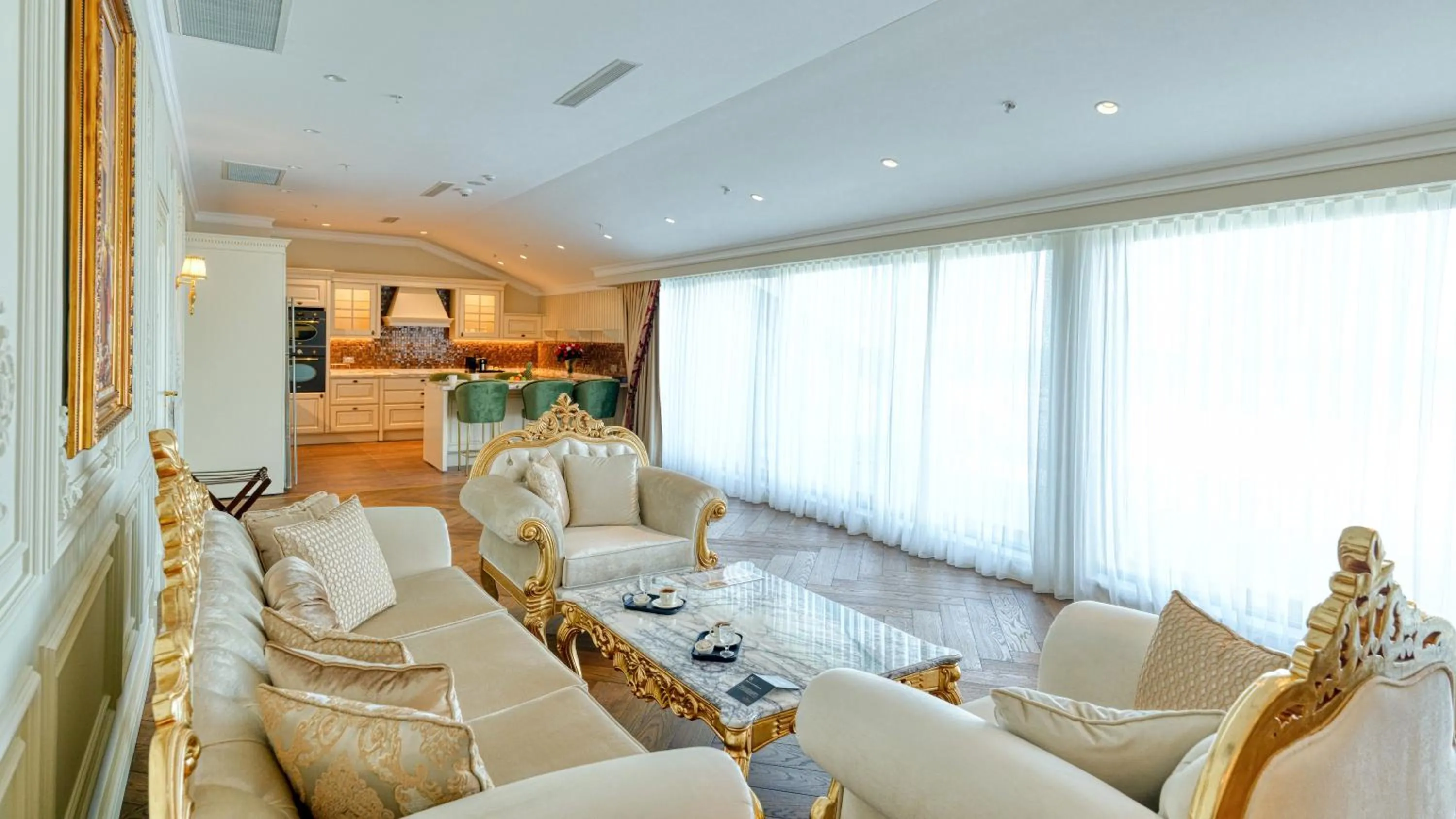 Kitchen or kitchenette in Dekalb Hotel