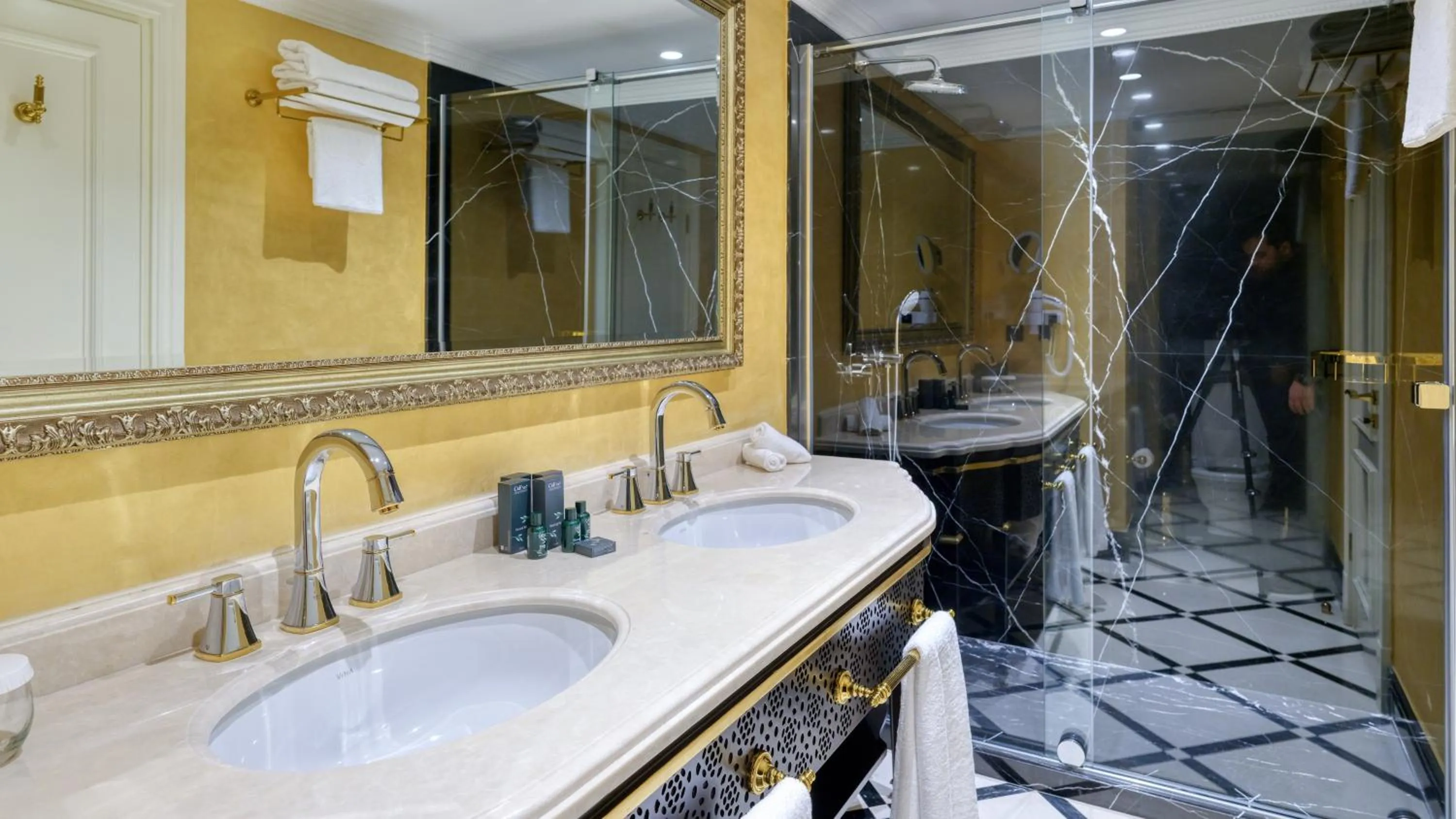 Bathroom in Dekalb Hotel