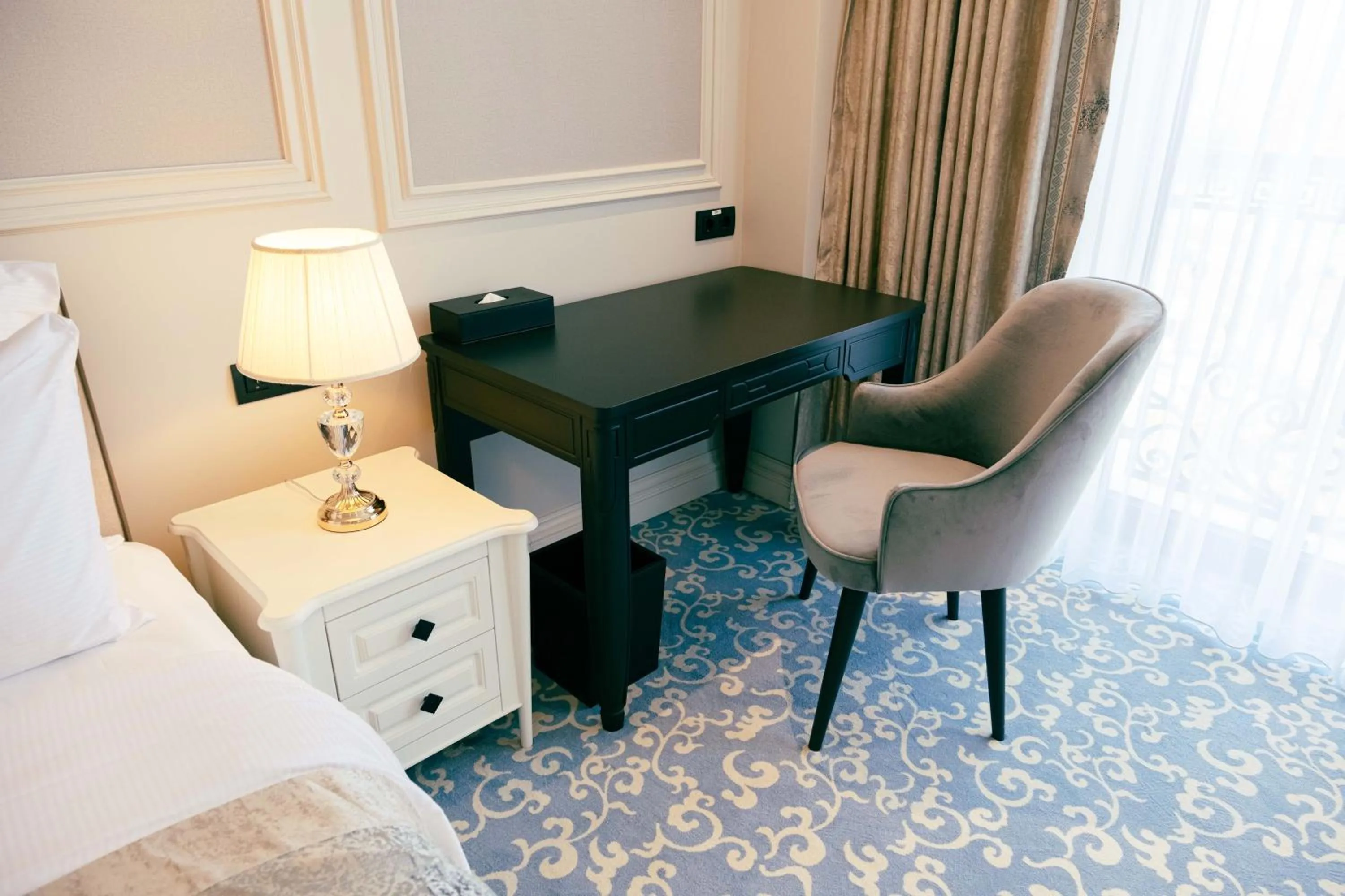 Seating area, Bed in Dekalb Hotel