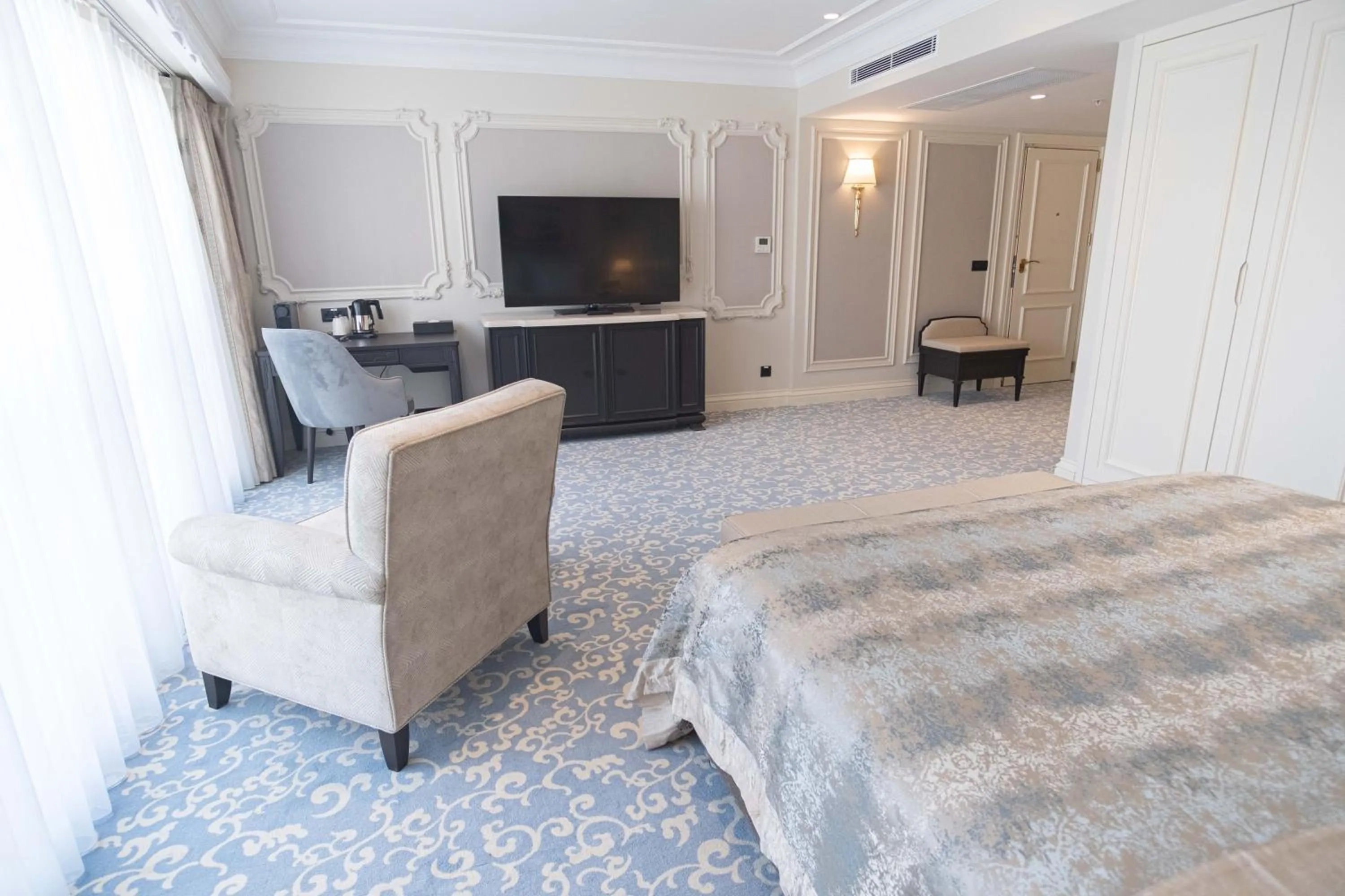 TV and multimedia, Bed in Dekalb Hotel