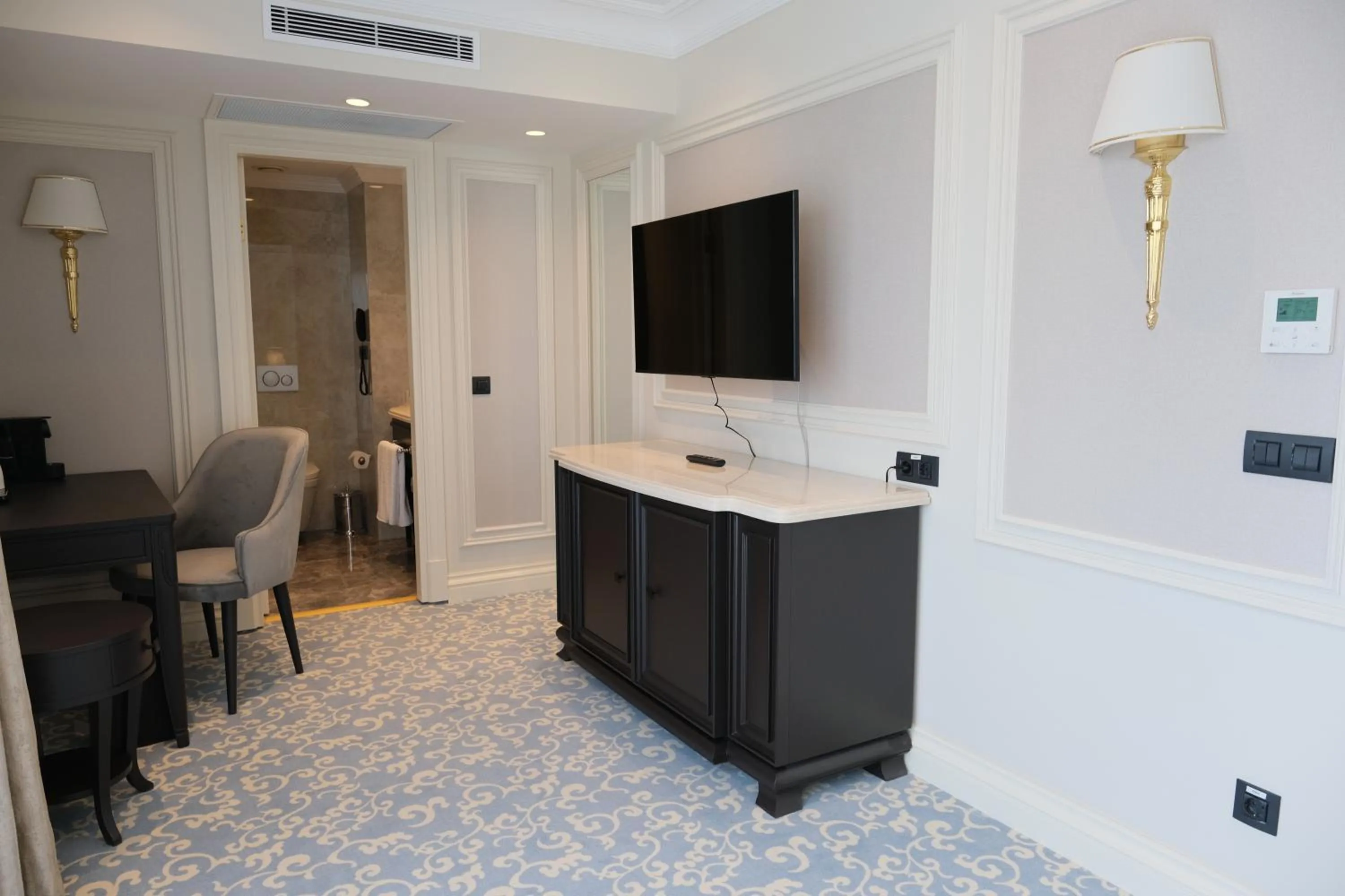 TV and multimedia in Dekalb Hotel