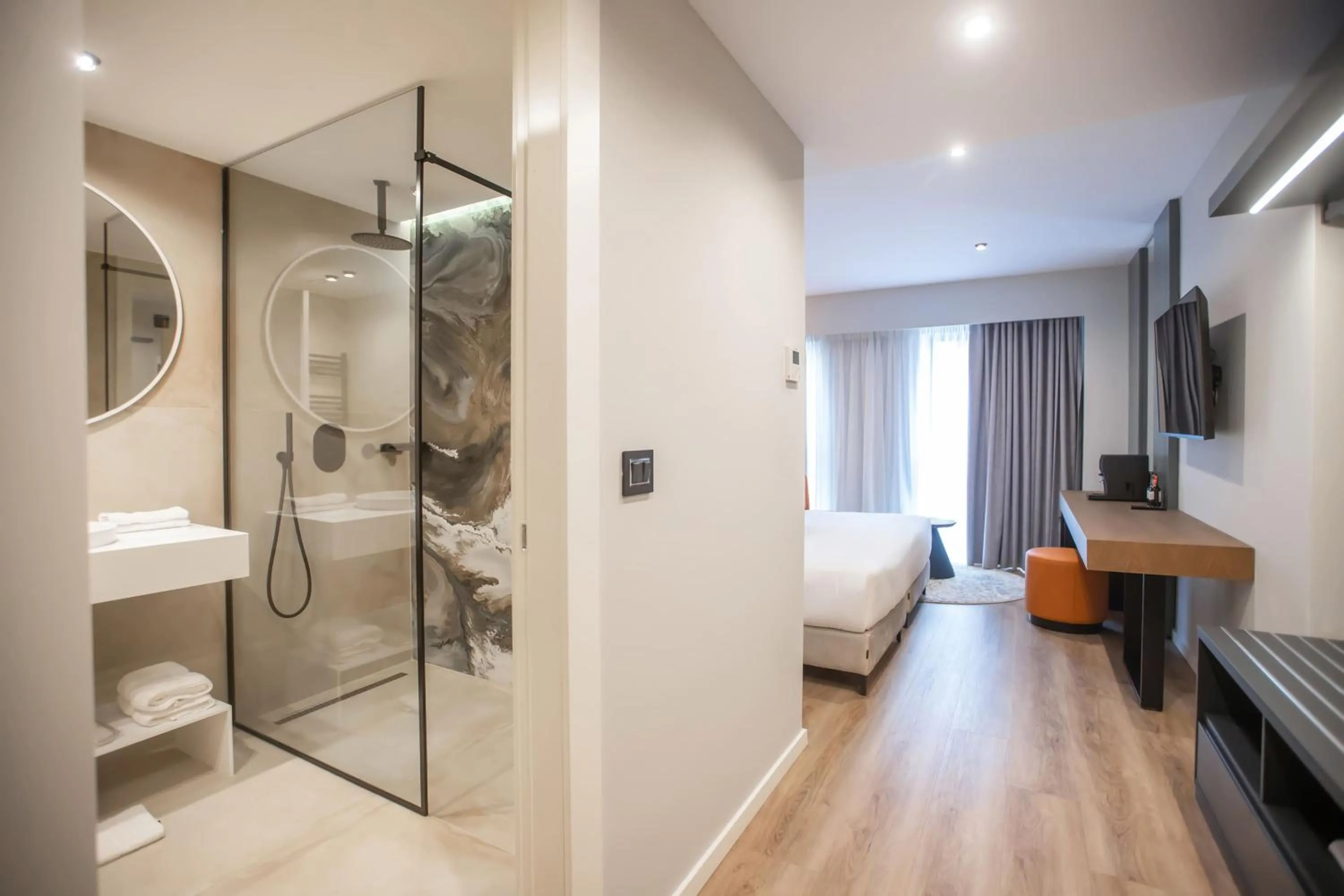 Property building, Bed in Hotel Elisa Tirana Affiliated by Meliá