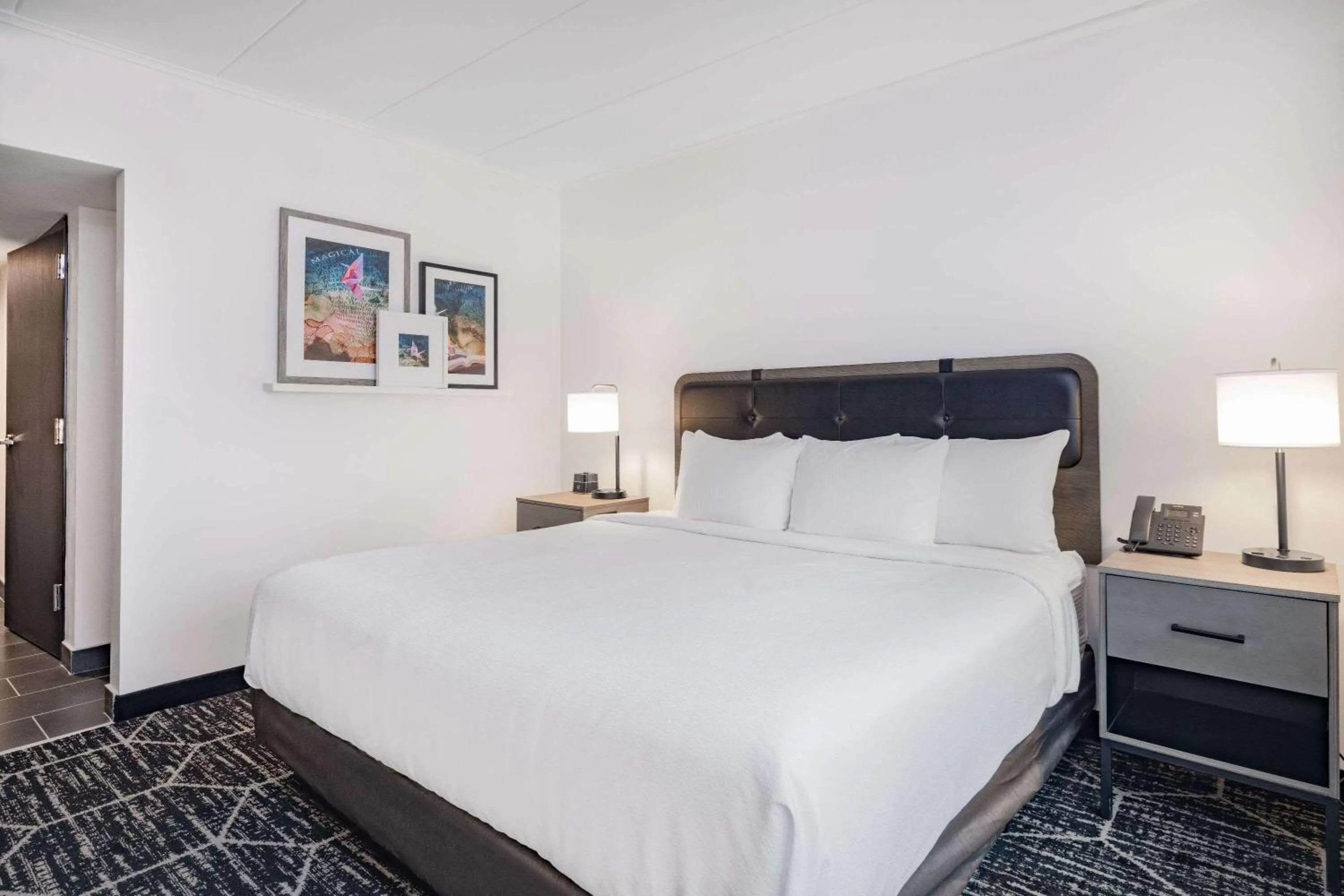 Photo of the whole room, Bed in La Quinta by Wyndham Chicago O'Hare Airport