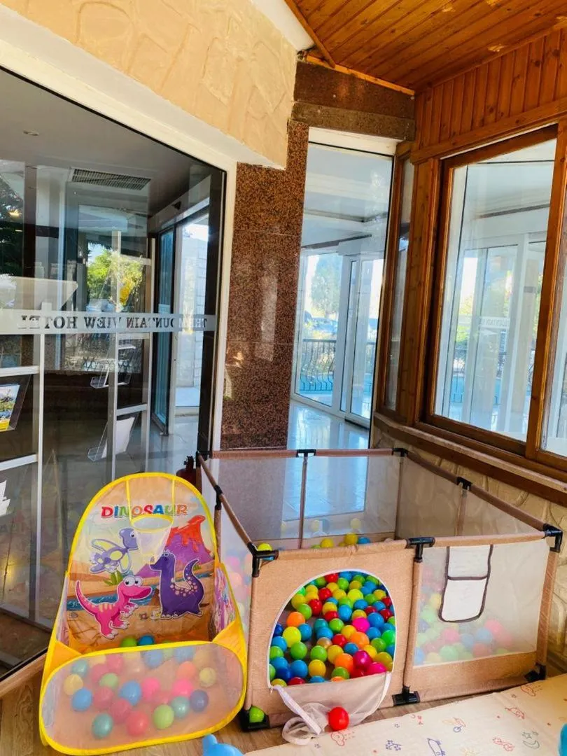 Kids's club, Bed in Mountain View Hotel