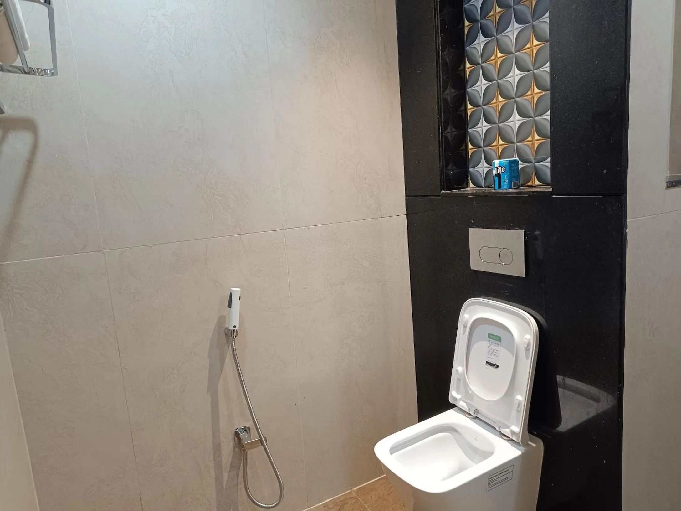 Bathroom in Hotel Lee Garden Near to Blue Flag Beach 500 Mtrs