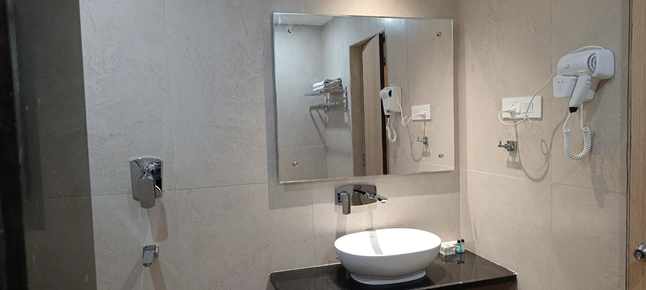 Bathroom in Hotel Lee Garden Near to Blue Flag Beach 500 Mtrs