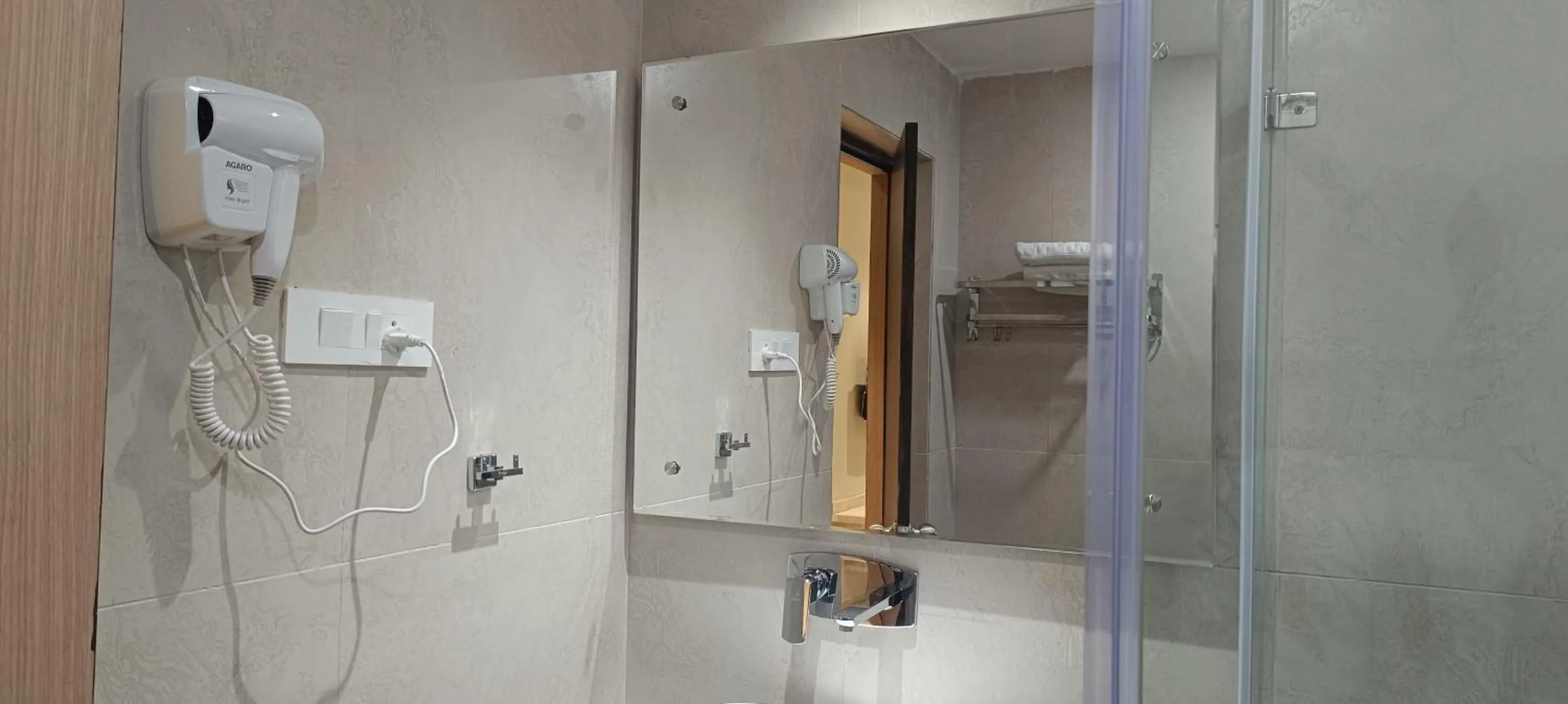 Bathroom in Hotel Lee Garden Near to Blue Flag Beach 500 Mtrs