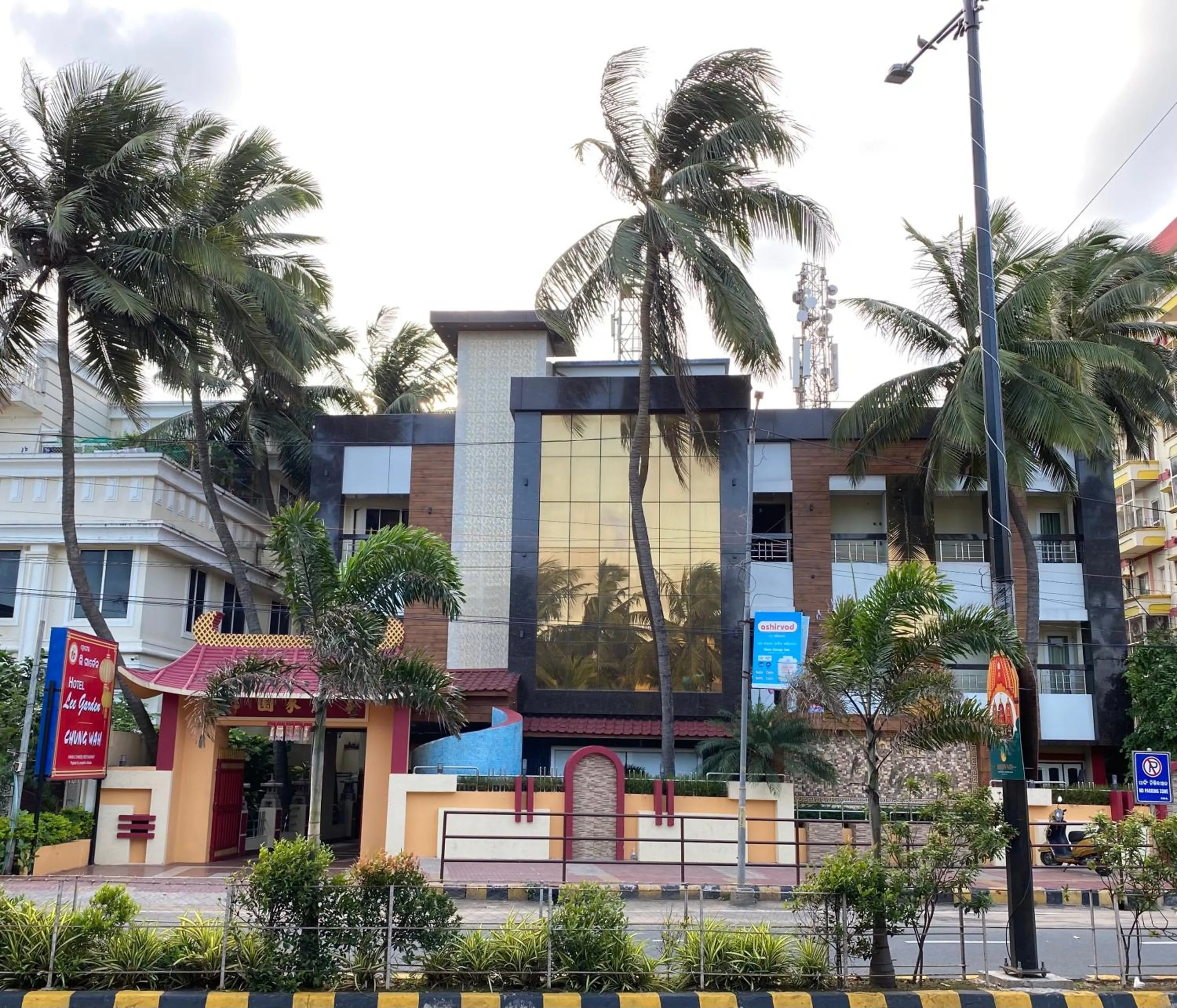 Property building in Hotel Lee Garden Near to Blue Flag Beach 500 Mtrs