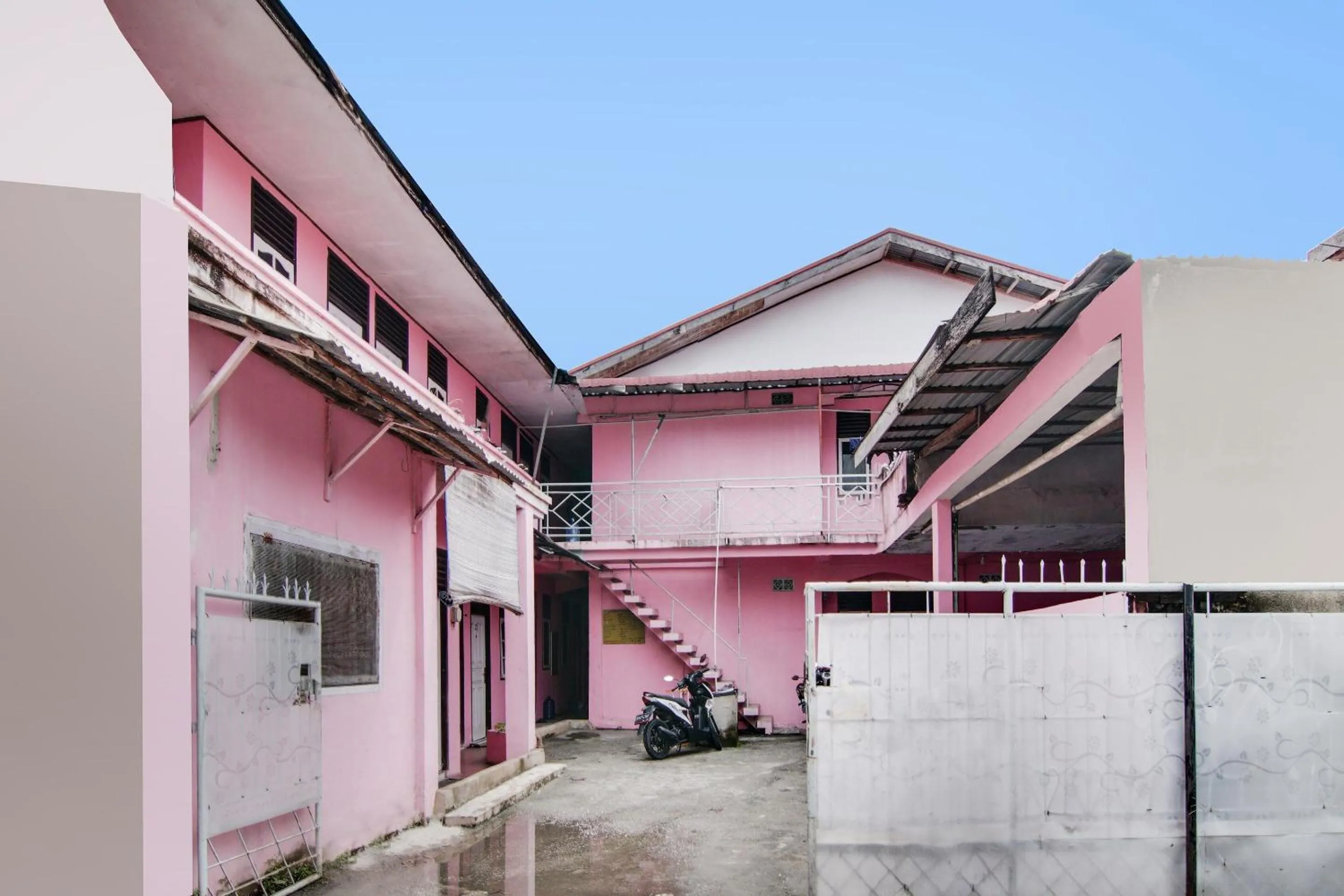 Facade/entrance in Hotel O Raja Homestay Syariah