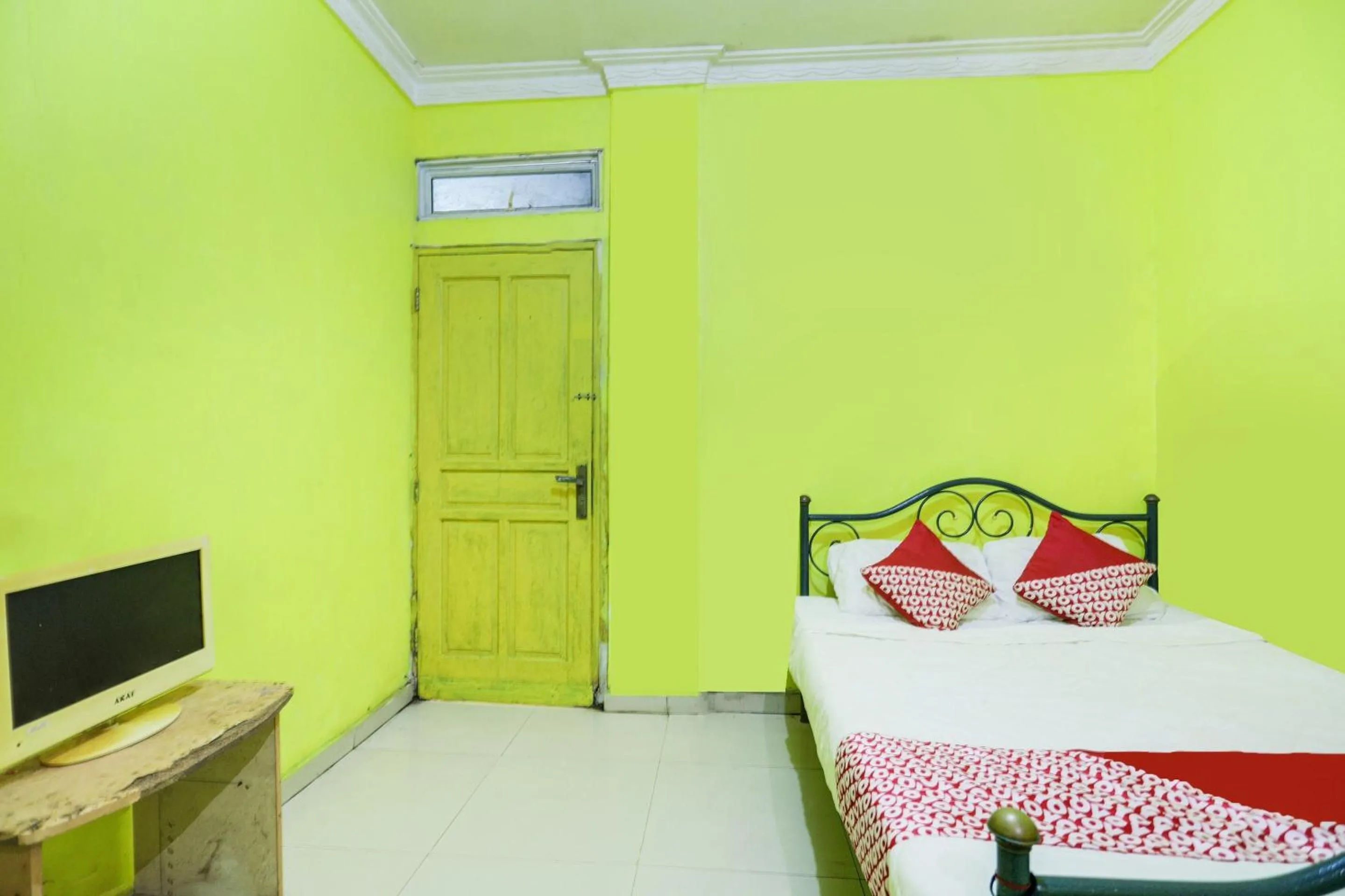 Bedroom, Bed in Hotel O Emes Jaya HomestayNearSamsung Electronic Indonesia PT