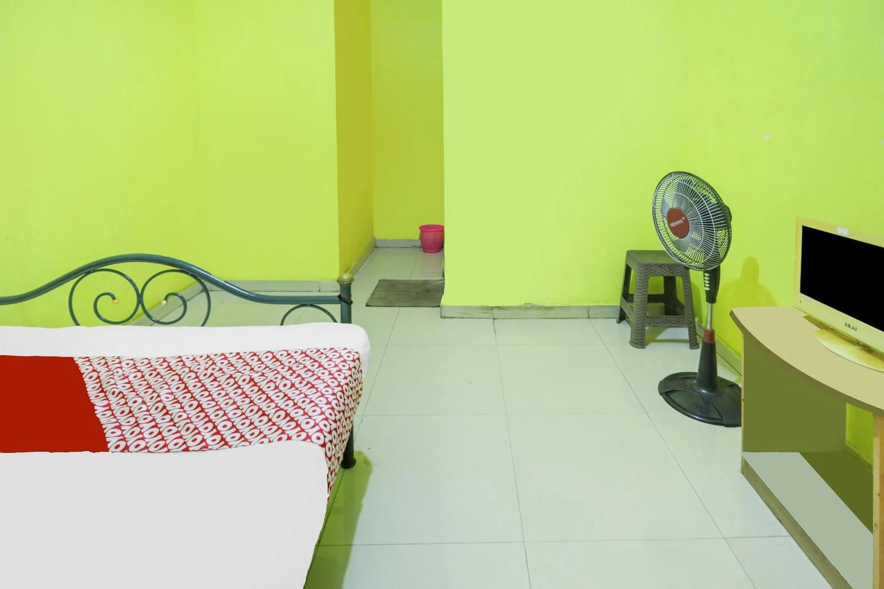 Bedroom, Bed in Hotel O Emes Jaya HomestayNearSamsung Electronic Indonesia PT