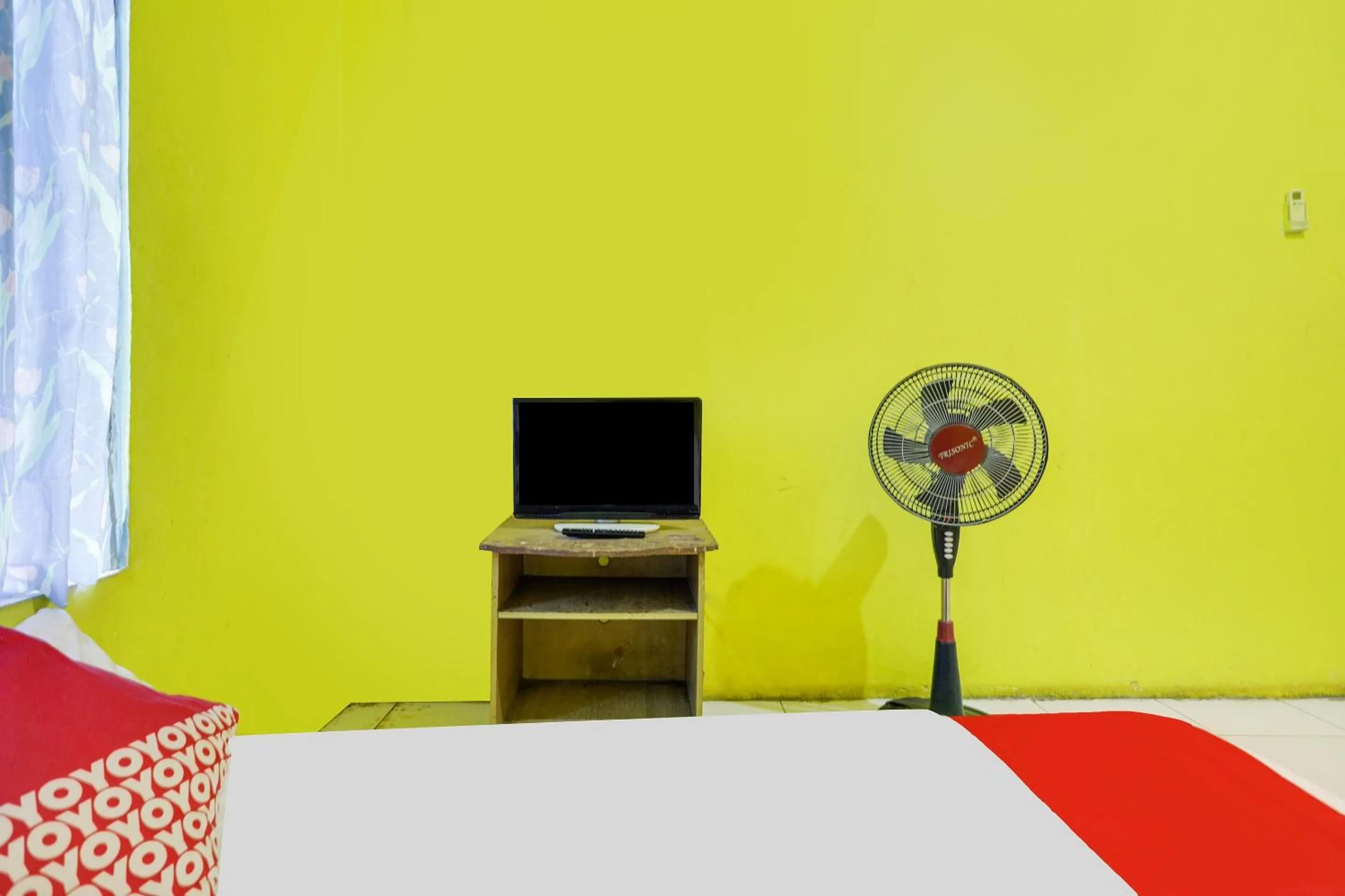 Bedroom, Bed in Hotel O Emes Jaya HomestayNearSamsung Electronic Indonesia PT