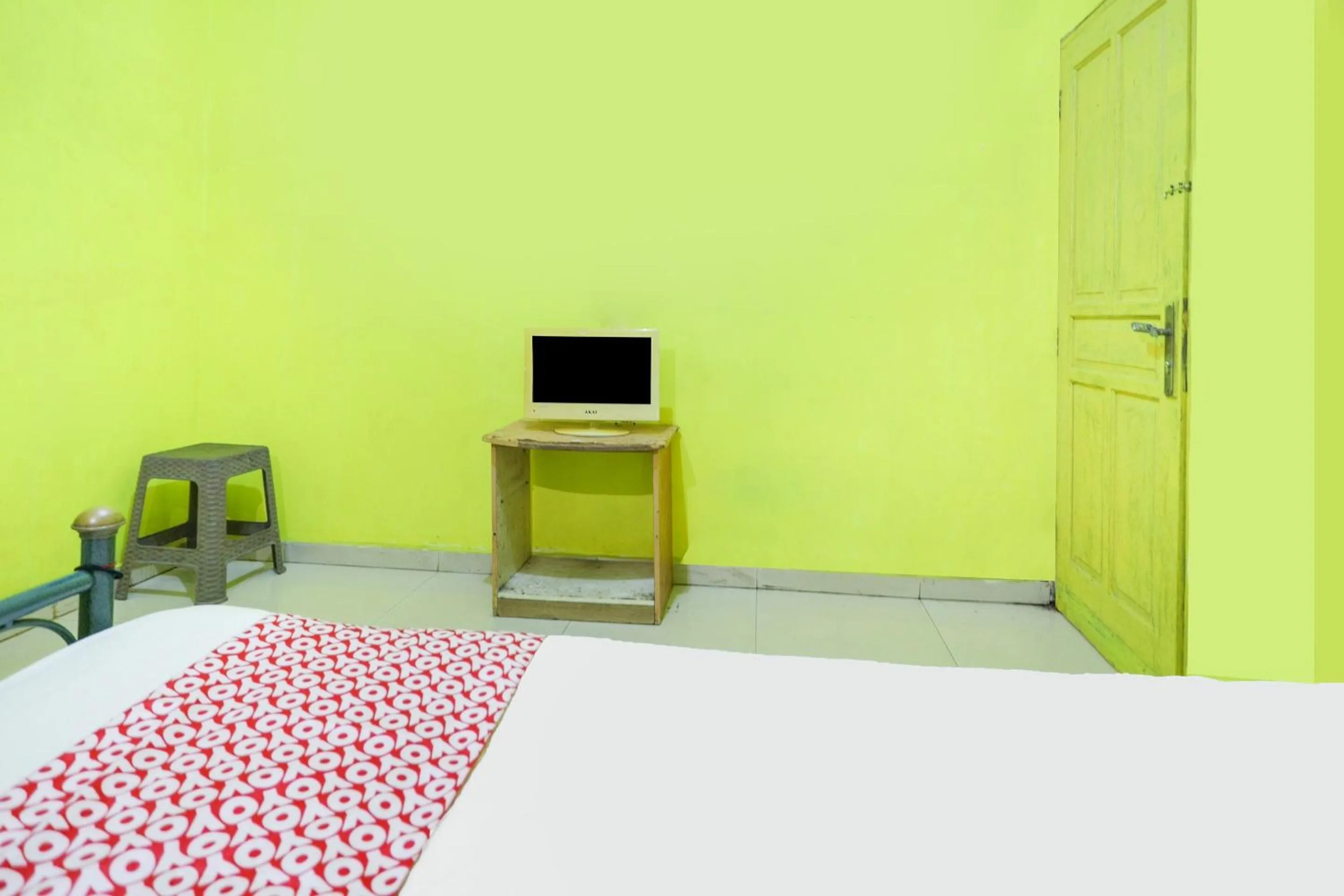 Bedroom, Bed in Hotel O Emes Jaya HomestayNearSamsung Electronic Indonesia PT