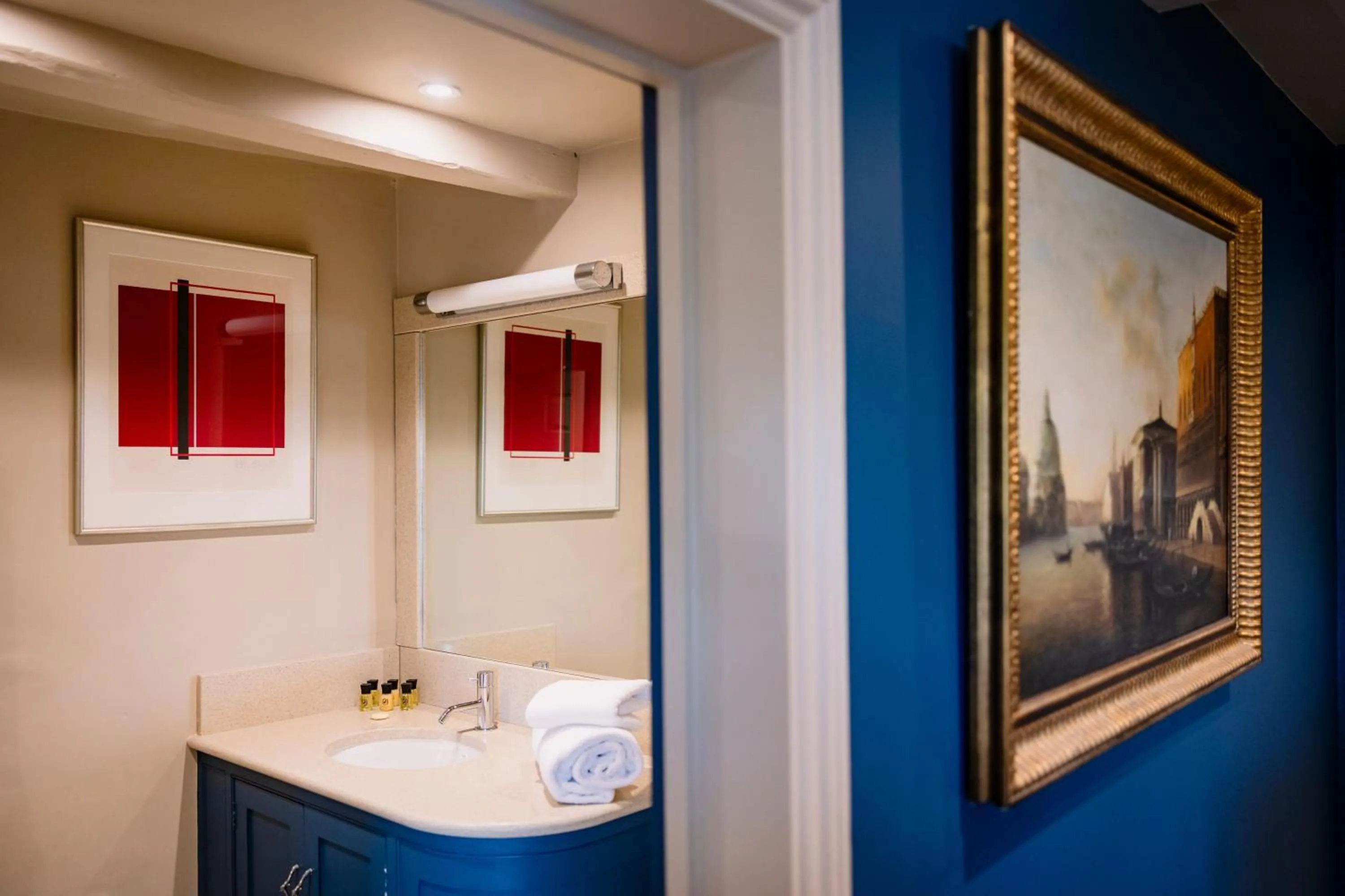 Bathroom in The Crown, Bildeston