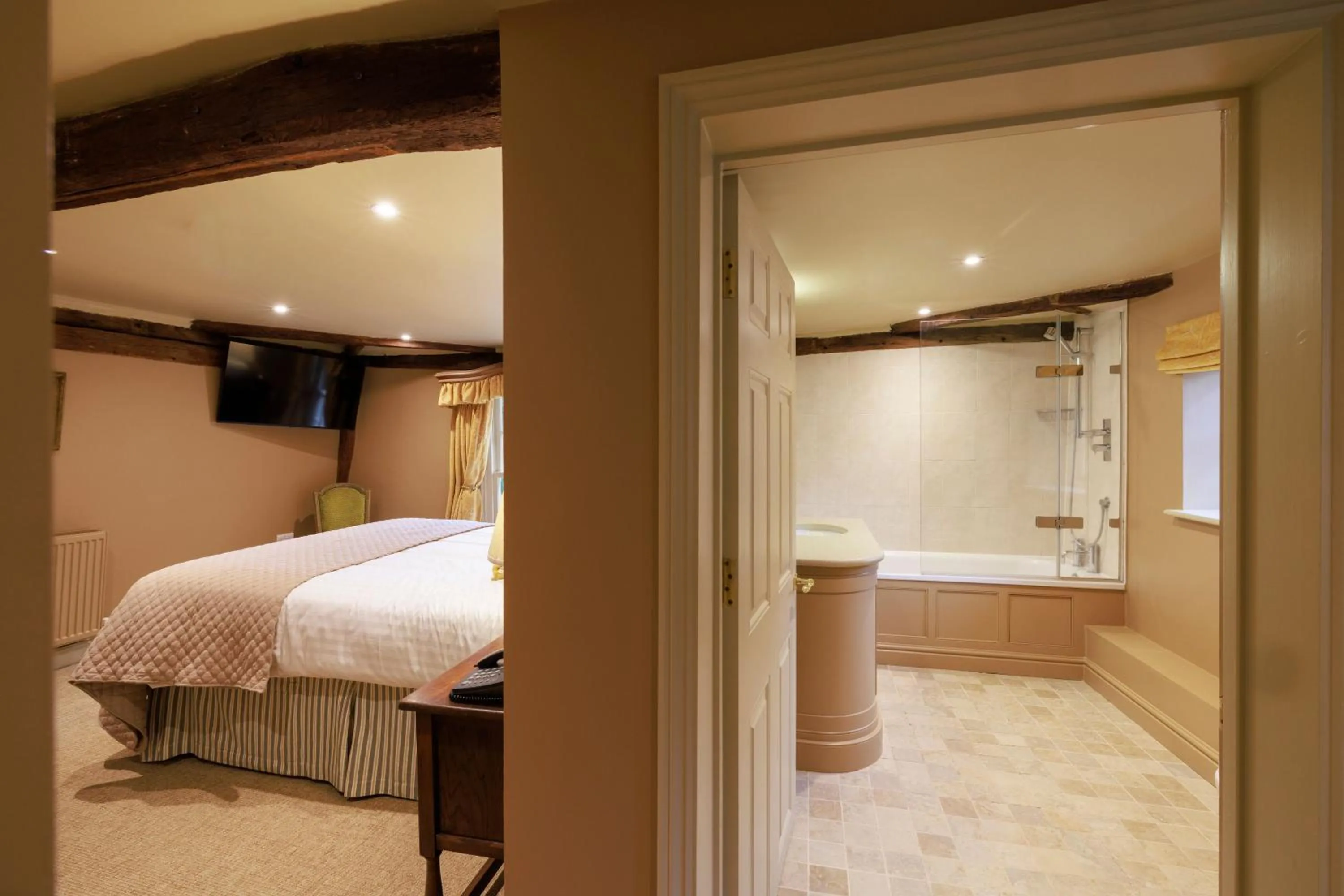 Bathroom, Bed in The Crown, Bildeston