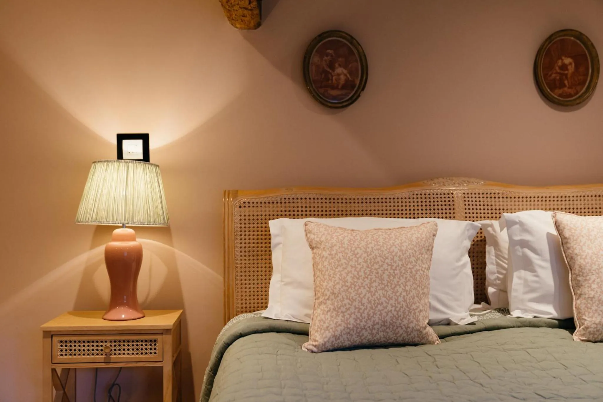 Bedroom, Bed in The Crown, Bildeston