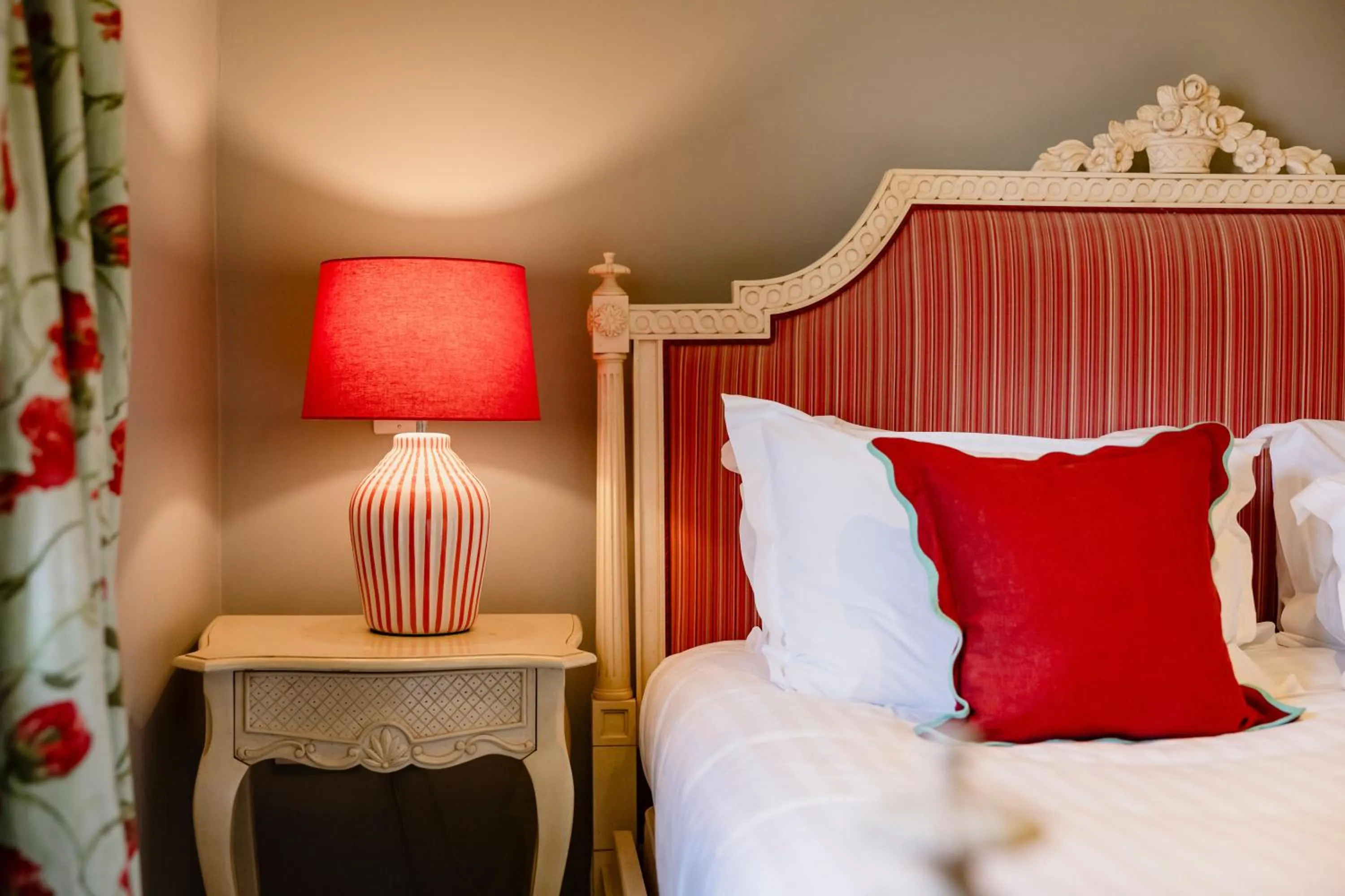 Bedroom, Bed in The Crown, Bildeston