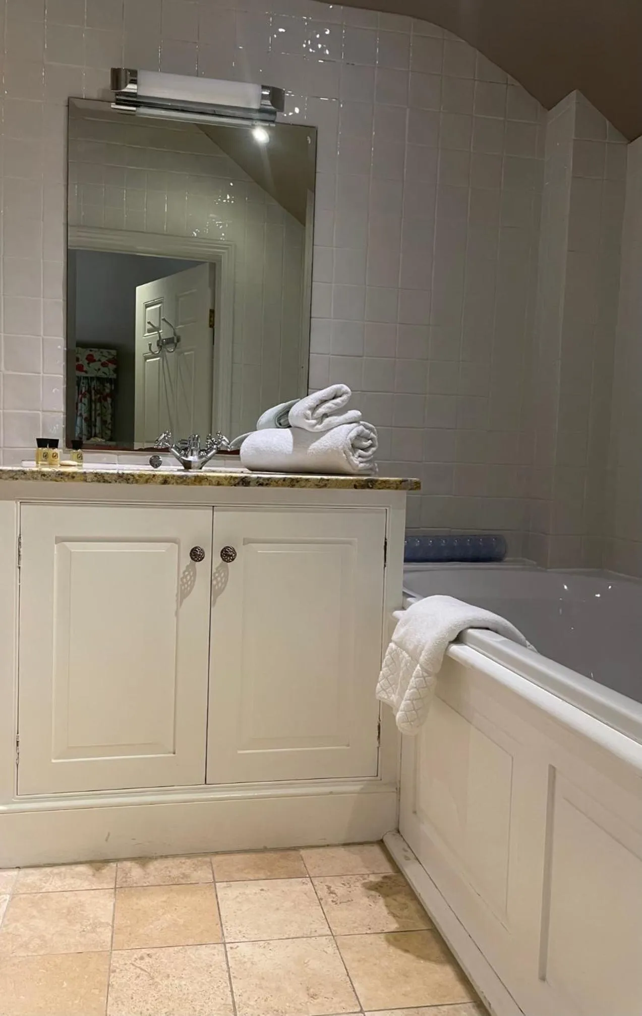 Bathroom, Bed in The Crown, Bildeston