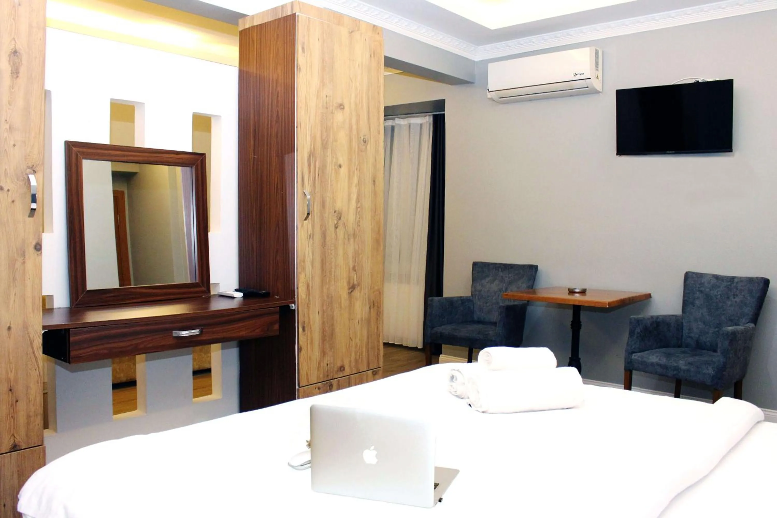 Communal lounge/ TV room in biglife hotel