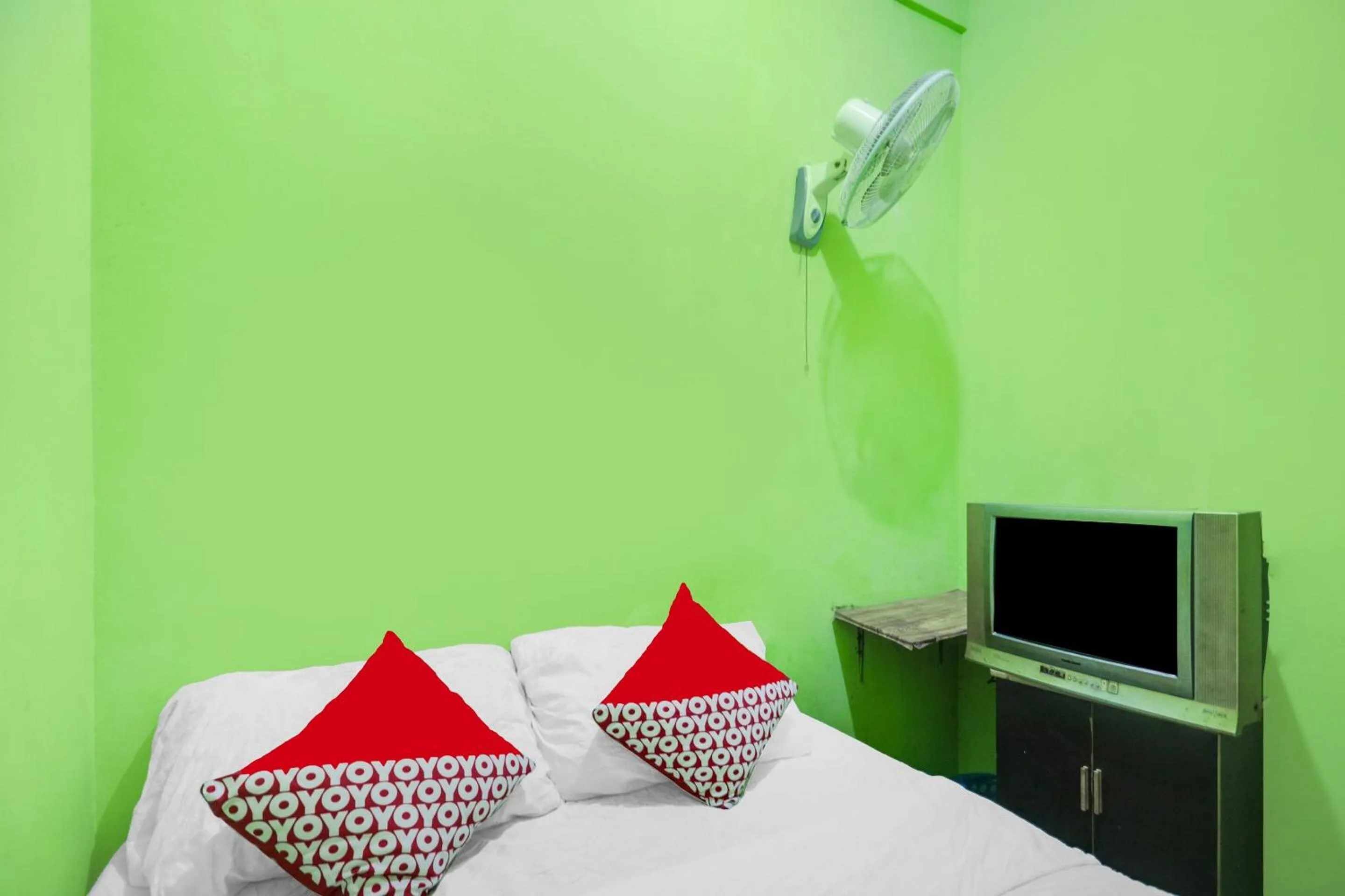 Bedroom, Bed in Hotel O Bilqis Homestay NearThe Hot River, Dog Run