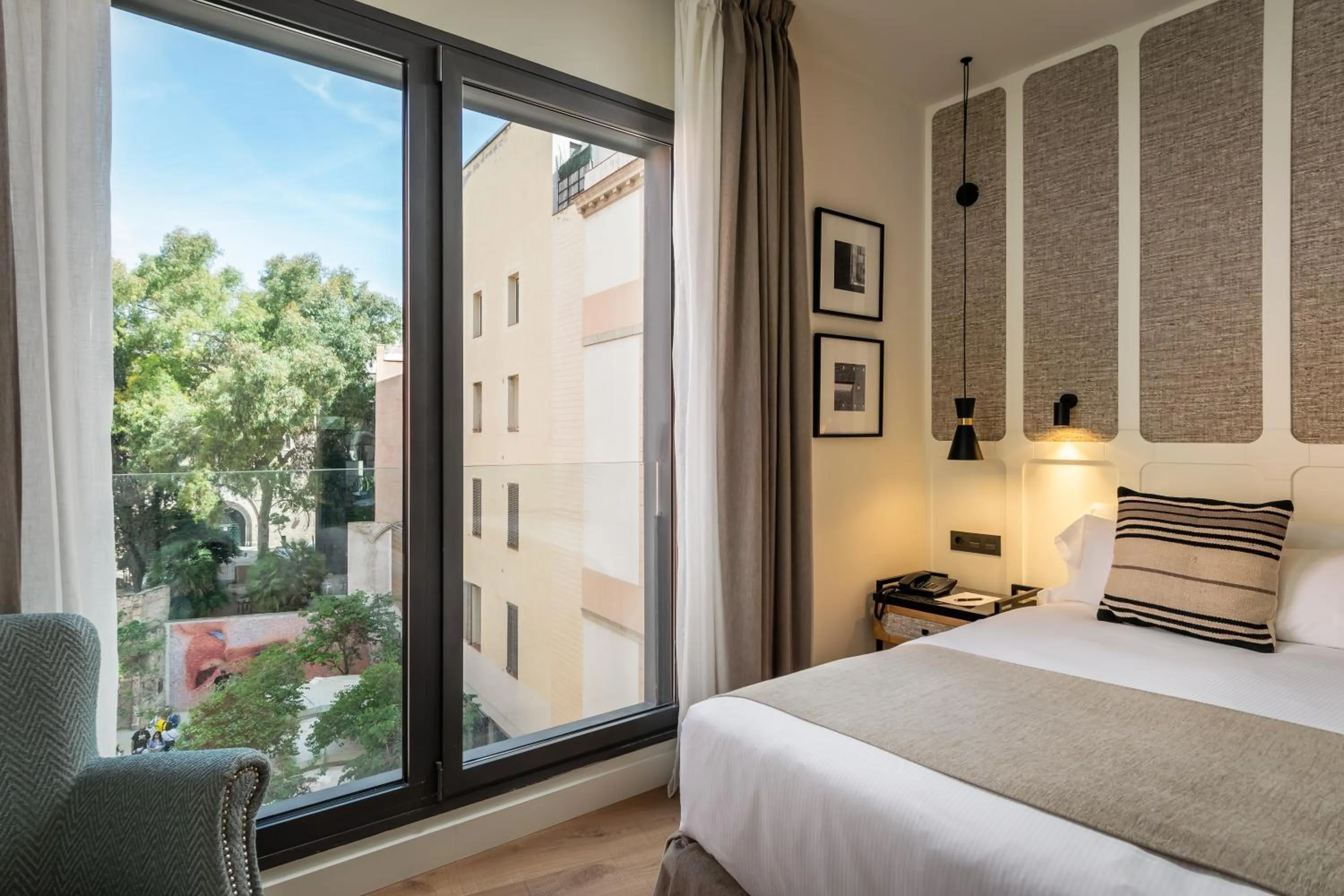 View (from property/room), Bed in Hotel Barcelona Catedral 4 Sup