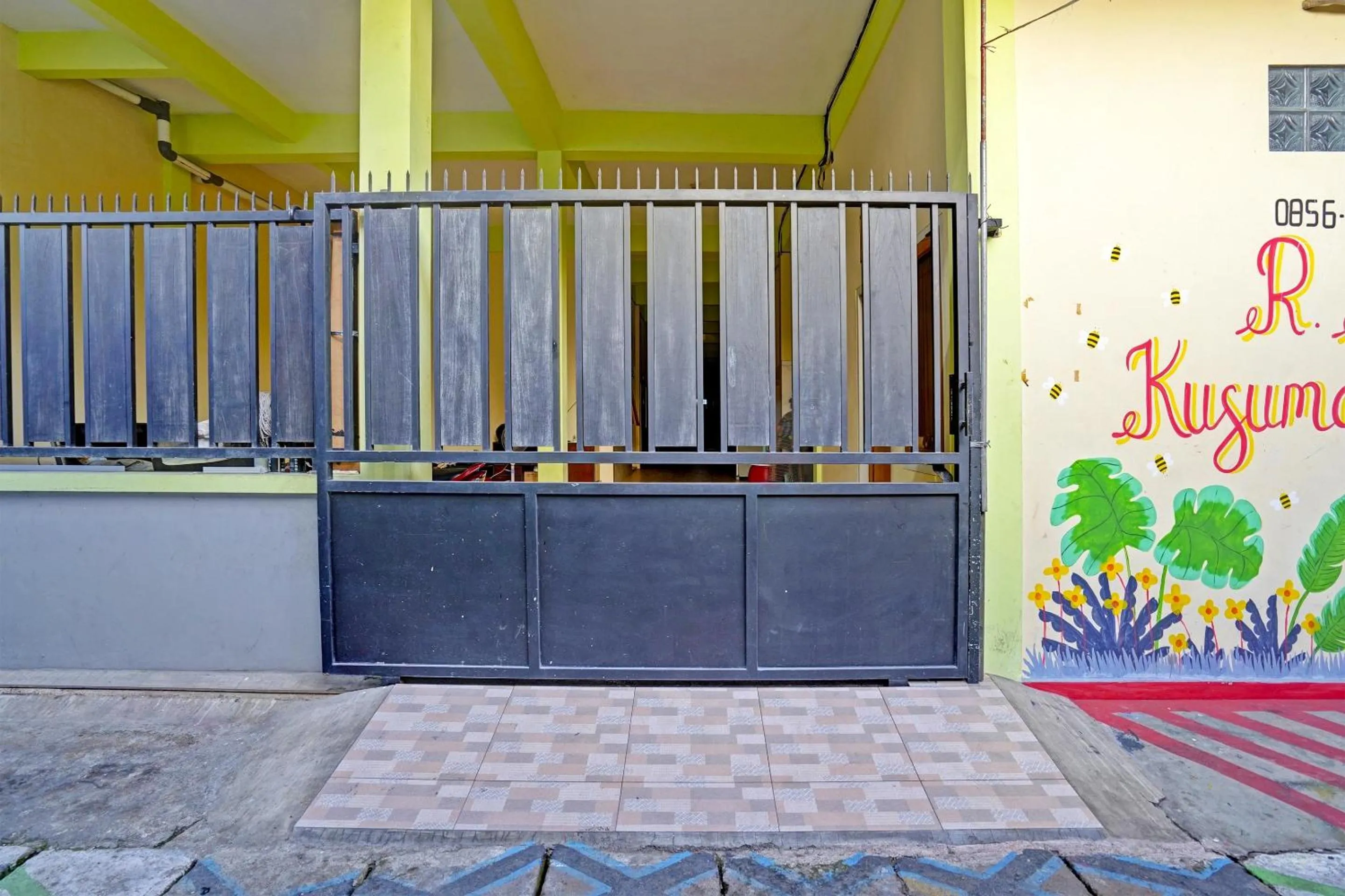 Facade/entrance in OYO Life 91884 Kost Kusuma Dewi Syariah