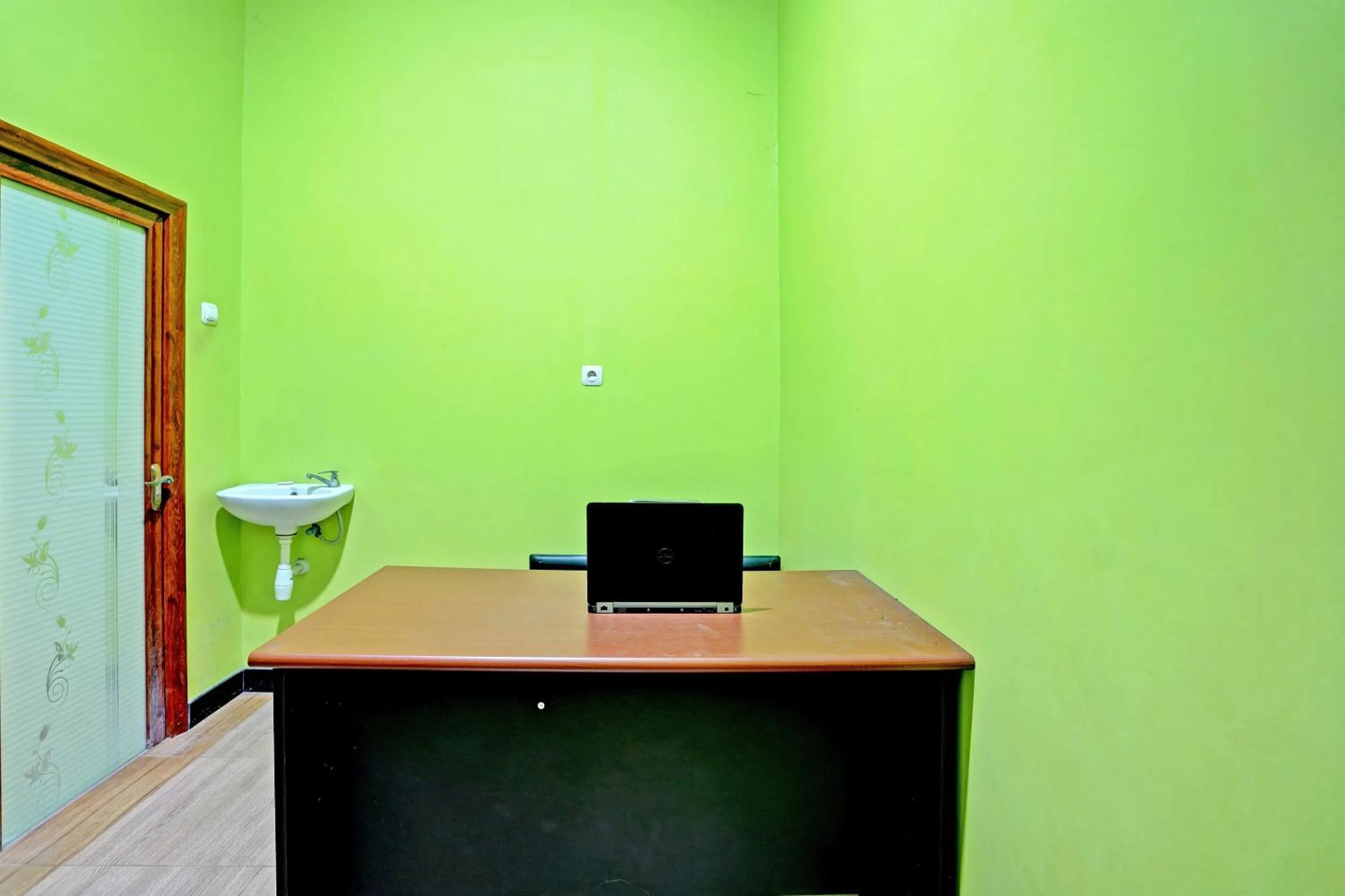 Lobby or reception in OYO Life 91884 Kost Kusuma Dewi Syariah