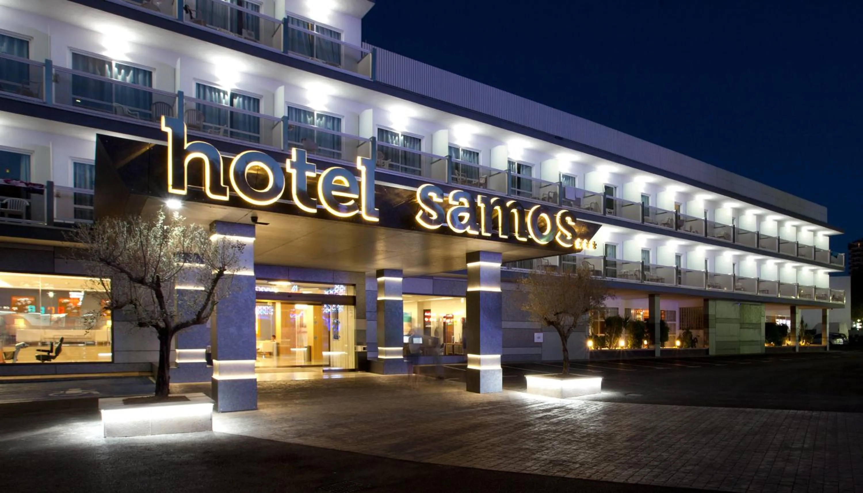 Facade/entrance in Hotel Samos