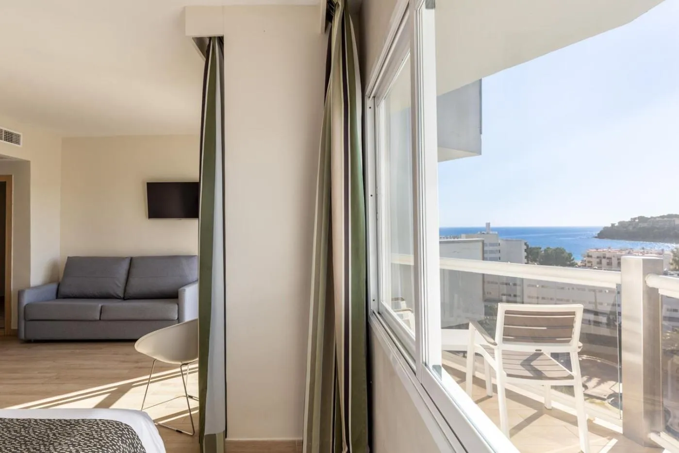 Swimming pool in Hotel Samos