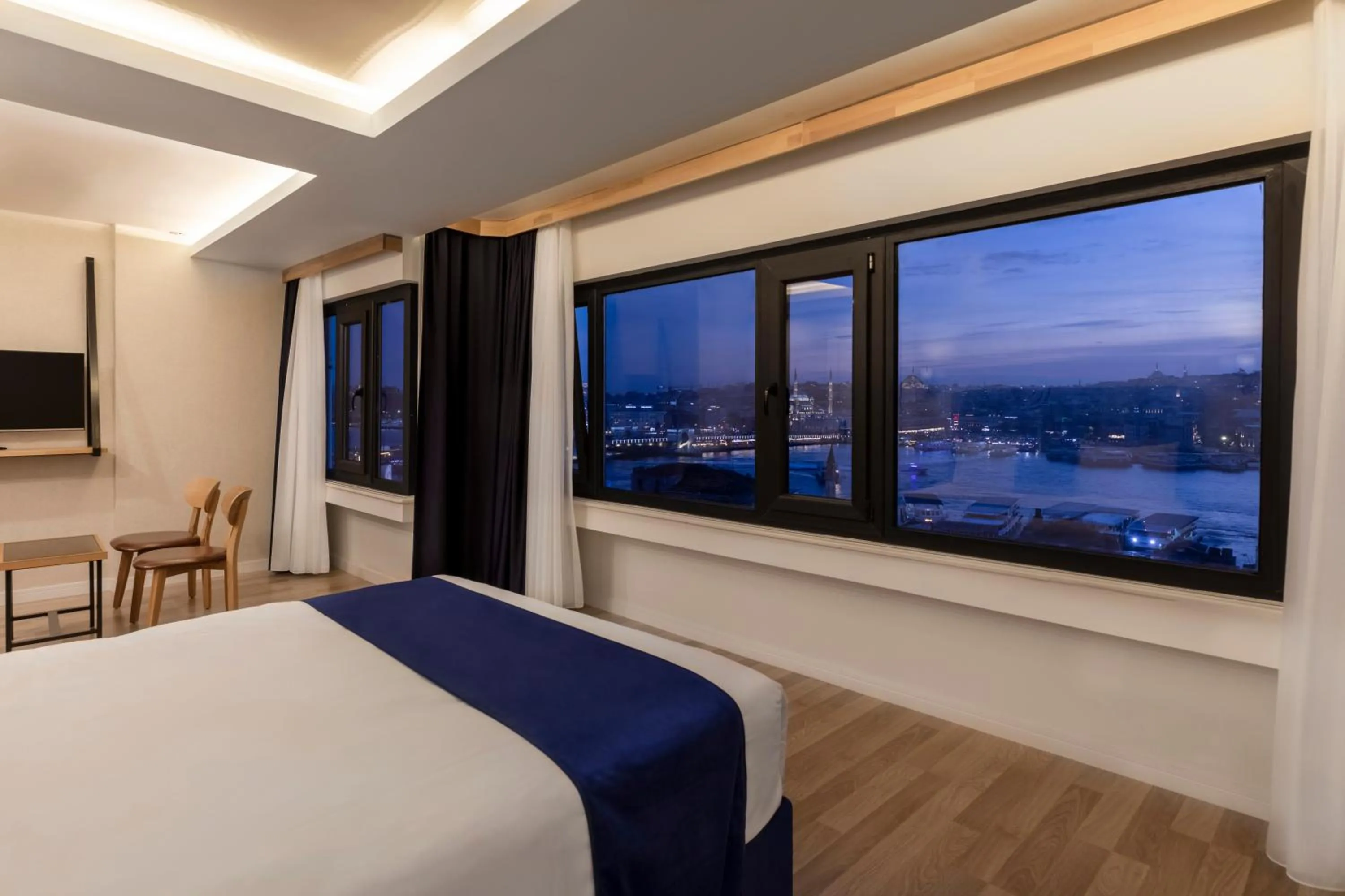 View (from property/room), Bed in Union Hotel Karaköy