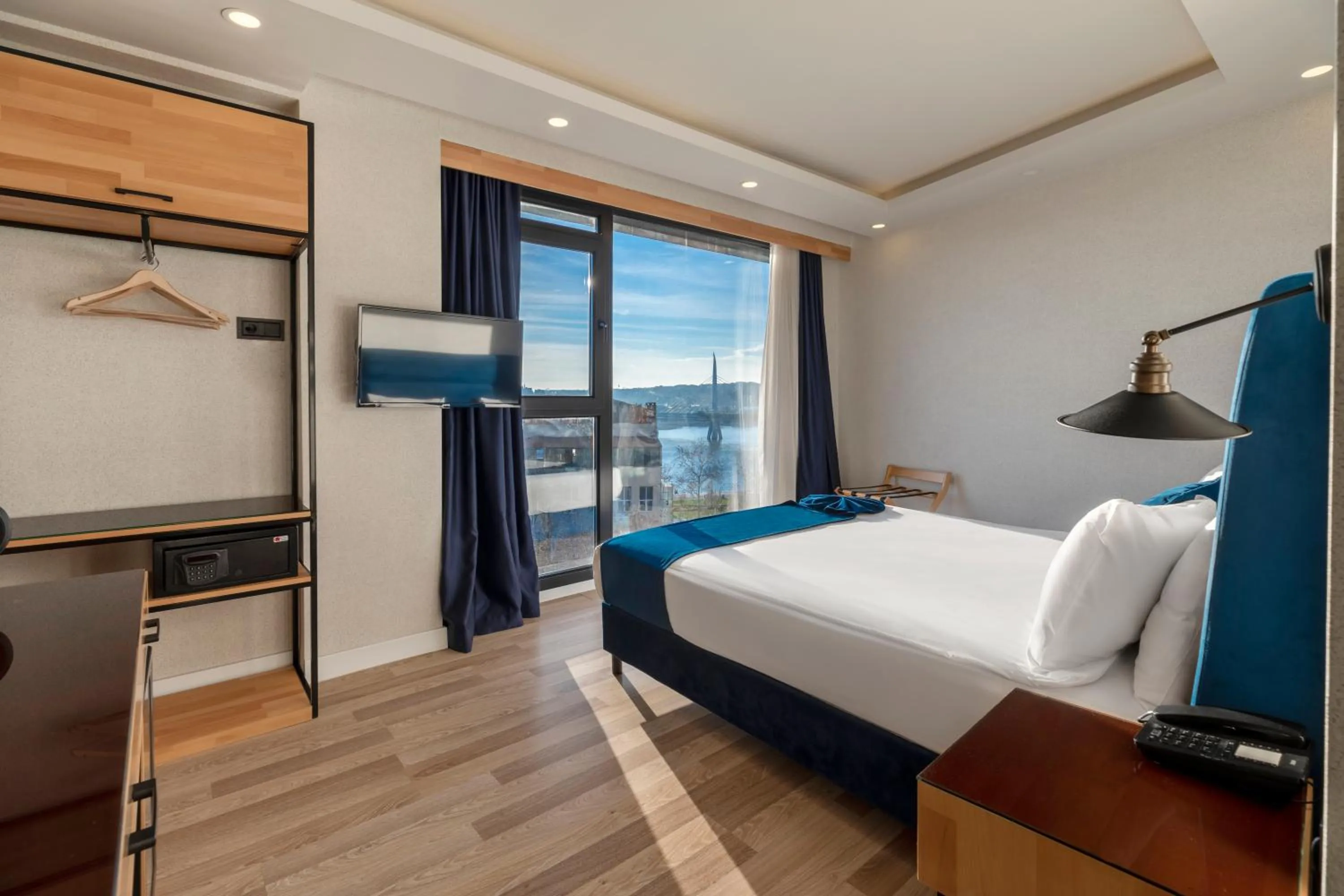 View (from property/room), Bed in Union Hotel Karaköy