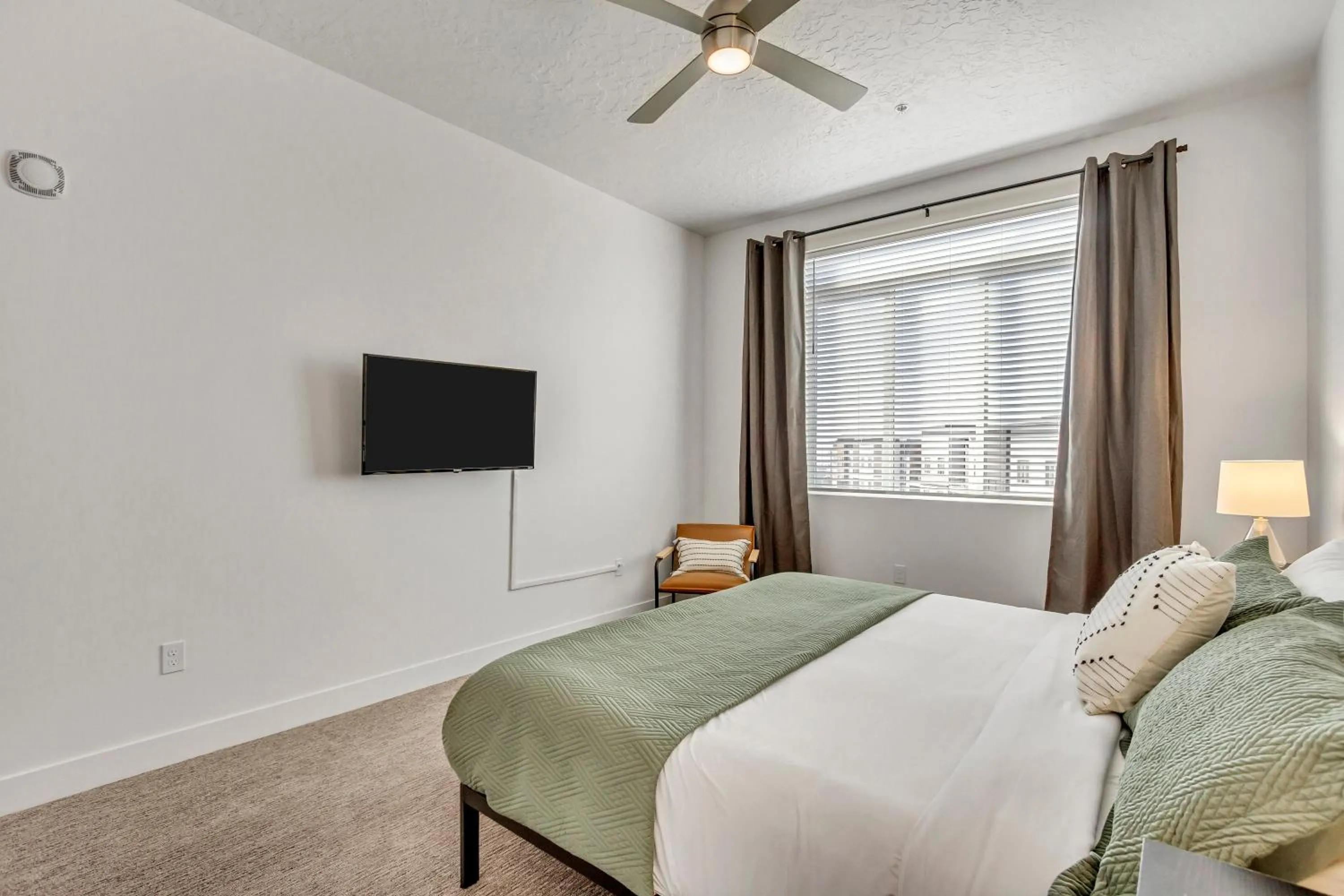 kitchen, Bed in The Heights by Cloud Dream Homes