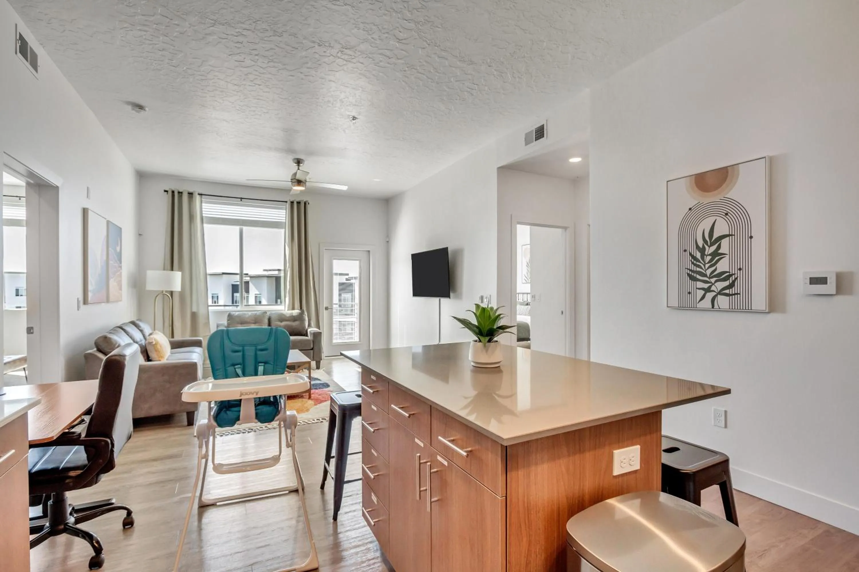 TV and multimedia in The Heights by Cloud Dream Homes