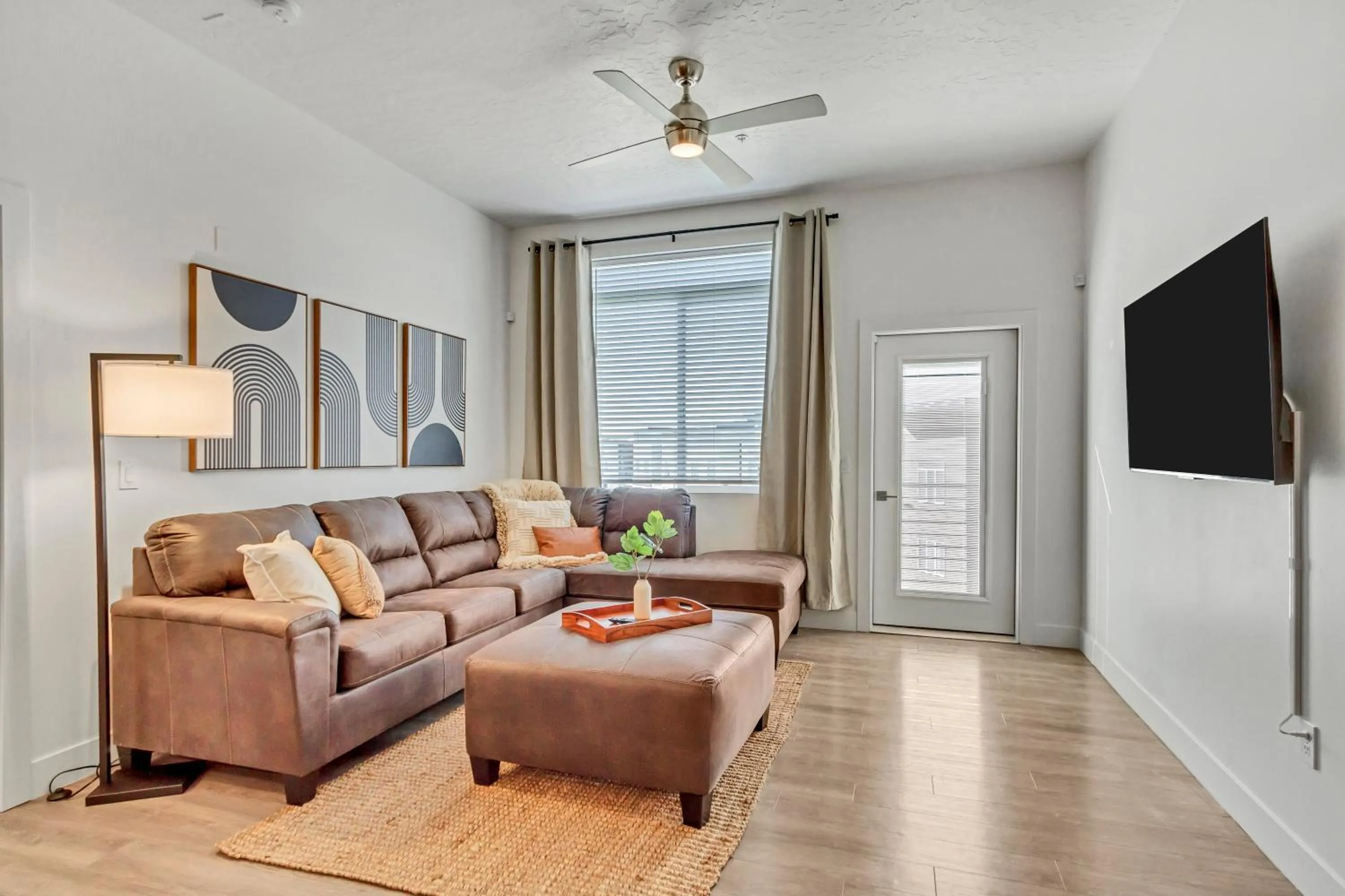 TV and multimedia in The Heights by Cloud Dream Homes